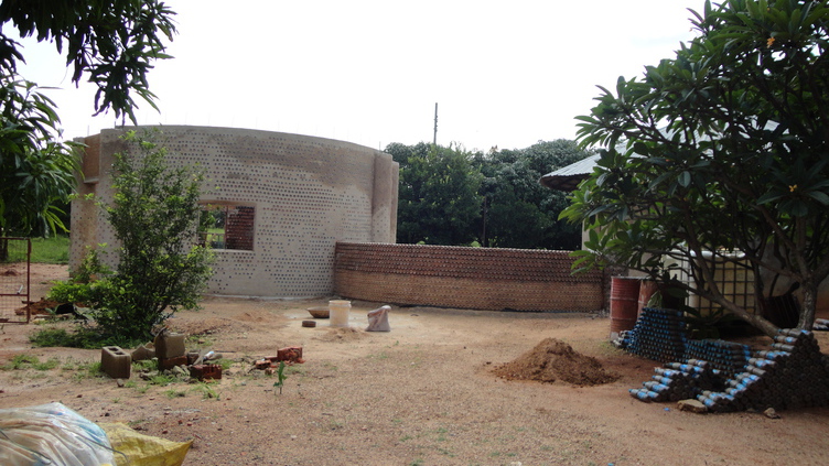 Garrafas de plásticos usadas para construir casas