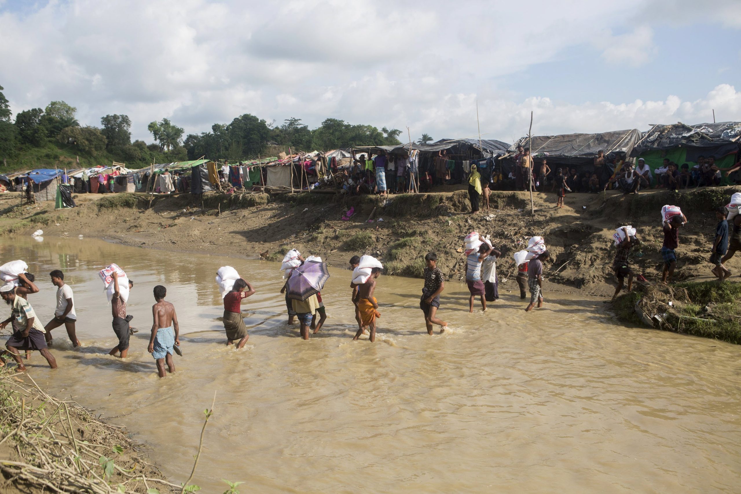 Número de refugiados rohingya no Bangladesh sobe para 509 mil