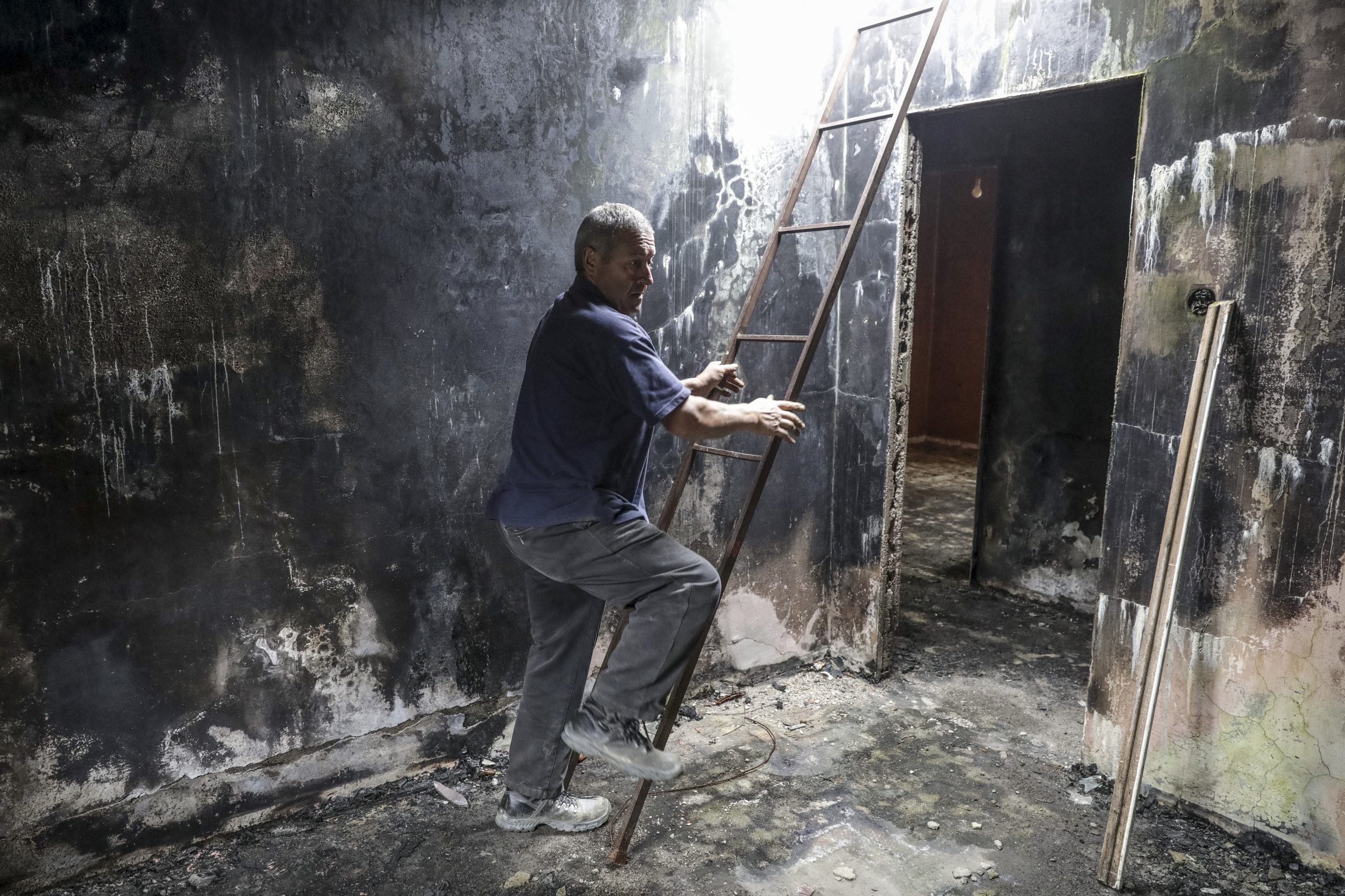 As chamas tiraram-lhe o emprego e a casa dos pais. O futuro? “Só vejo negro”