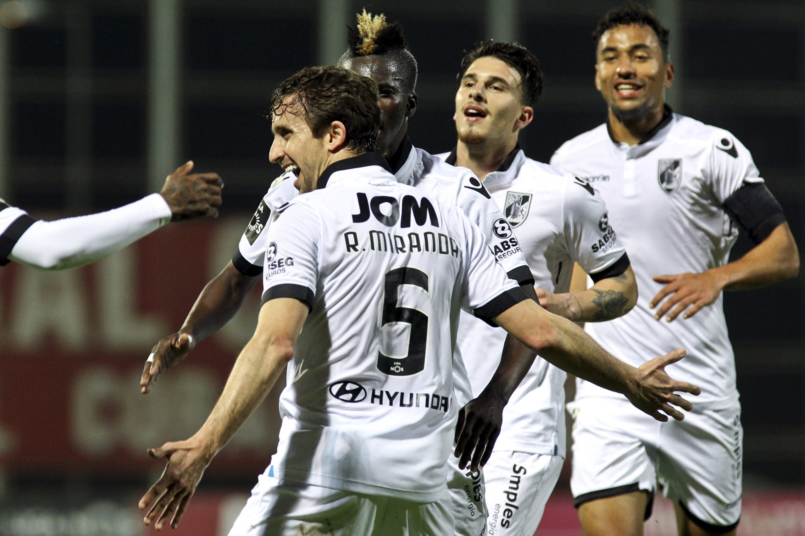 Vitória de Guimarães sobe provisoriamente a quarto
