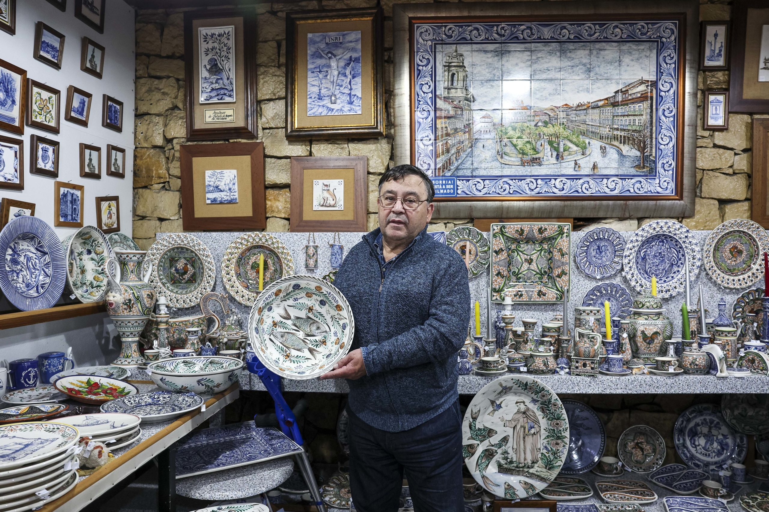 Artesão de Coimbra preserva a pintura tradicional do prato ‘ratinho’