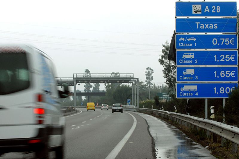 Retomada circulação na saída da A4 para a A28 em Matosinhos após despiste de camião