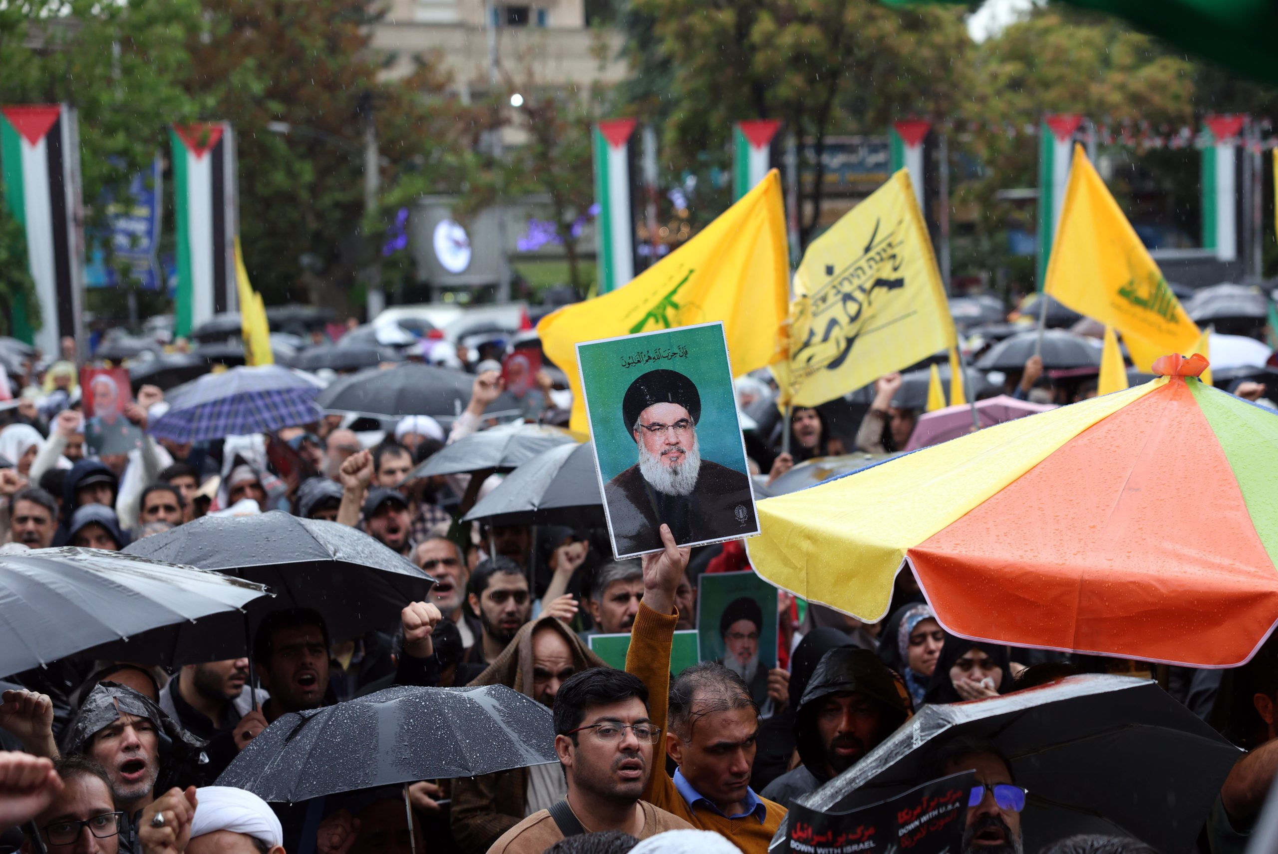 Milhares de iranianos em protesto pedem vingança pela morte de Nasrallah