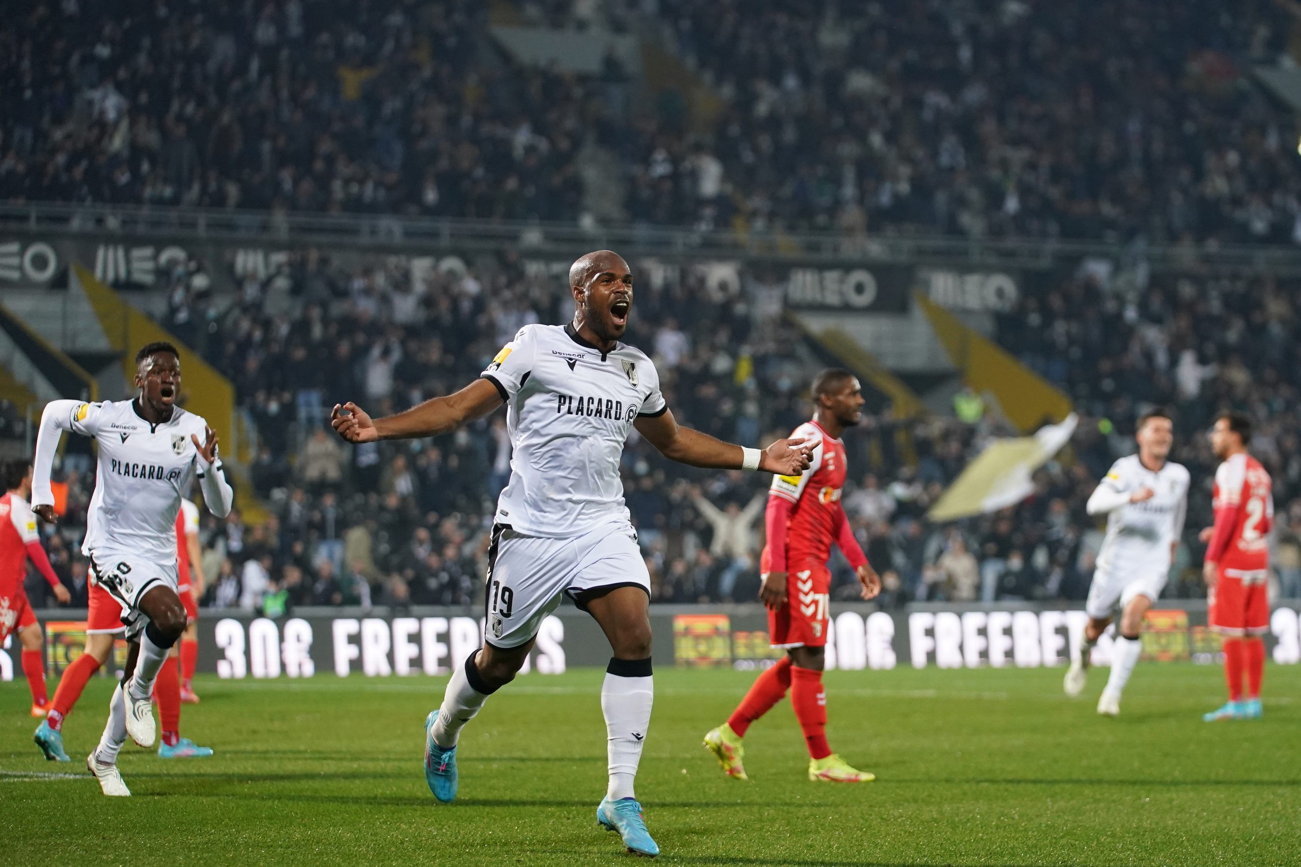 Vitória de Guimarães reduzido a 10 vence ao cair do pano na receção ao rival Sporting de Braga