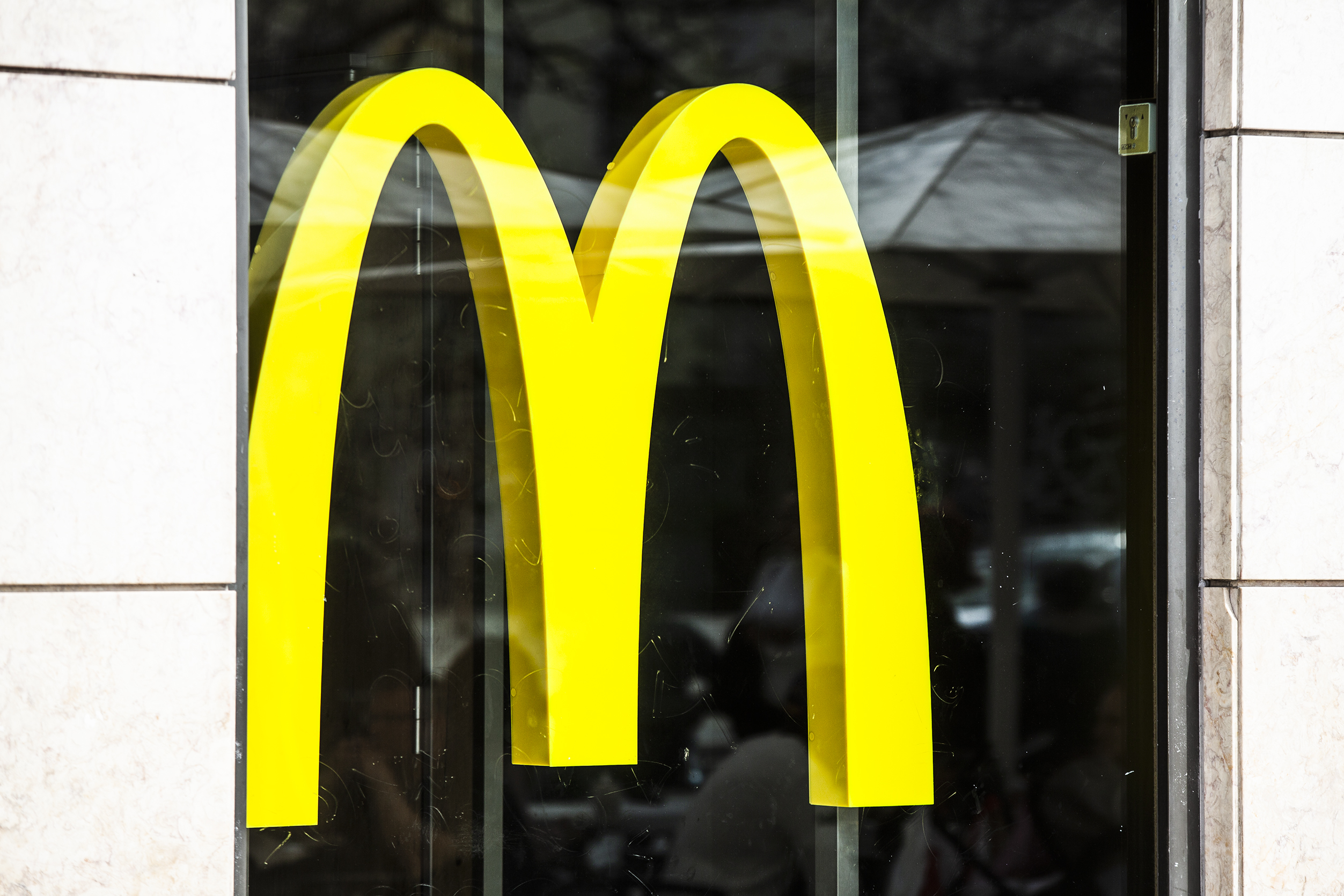 Covid-19: McDonald’s reabre após aumento da procura em ‘drive’ e ‘delivery’