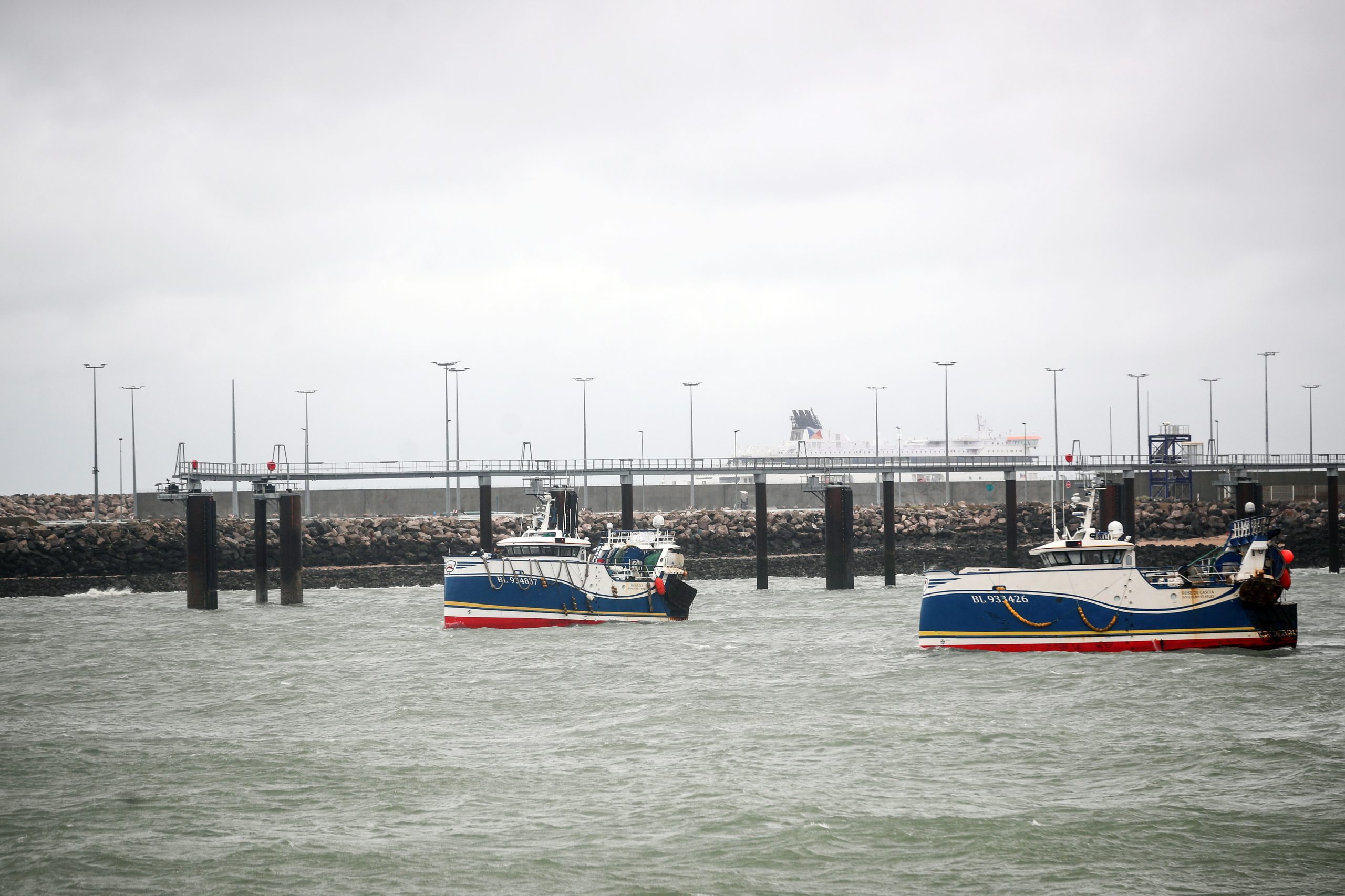 Pescadores franceses bloqueiam portos aos navios britânicos no norte de França