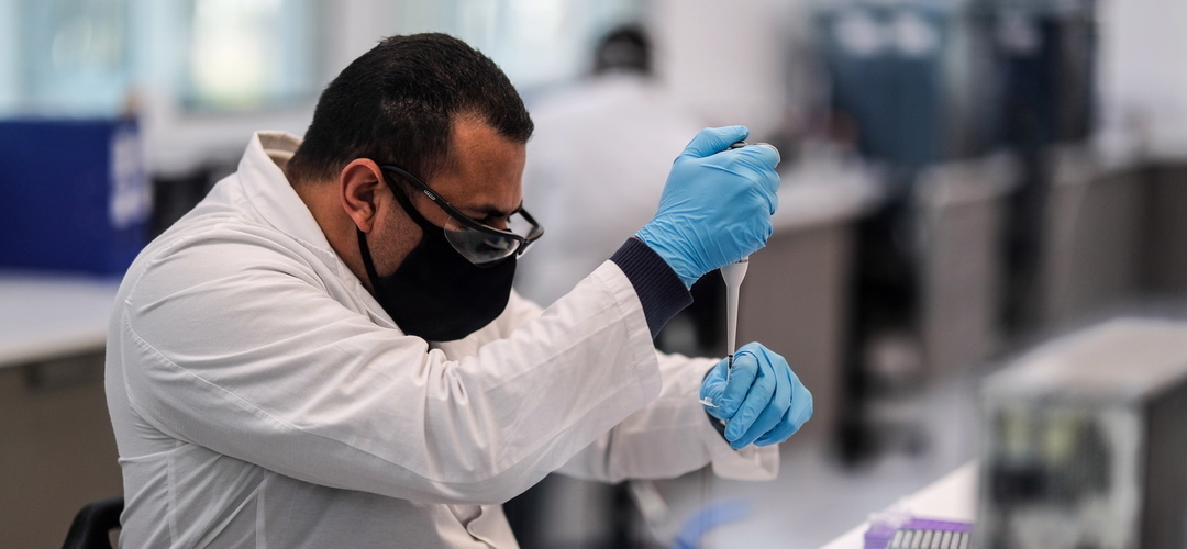 Covid-19: Testes da vacina de Oxford produzem bons resultados em jovens e em pessoas mais velhas