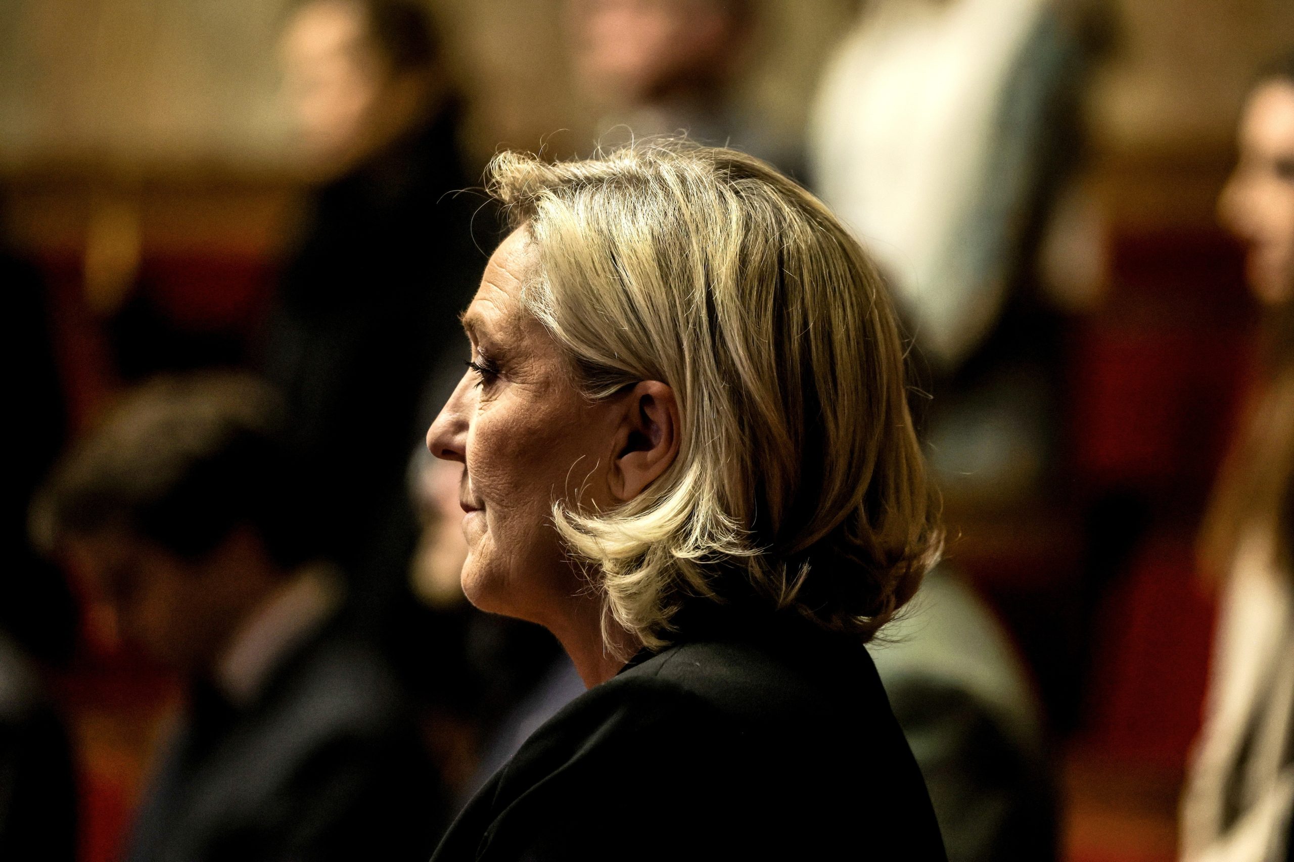 Marine Le Pen condenada a quatro anos de prisão por desvio de fundos. Não pode ser candidata em 2027