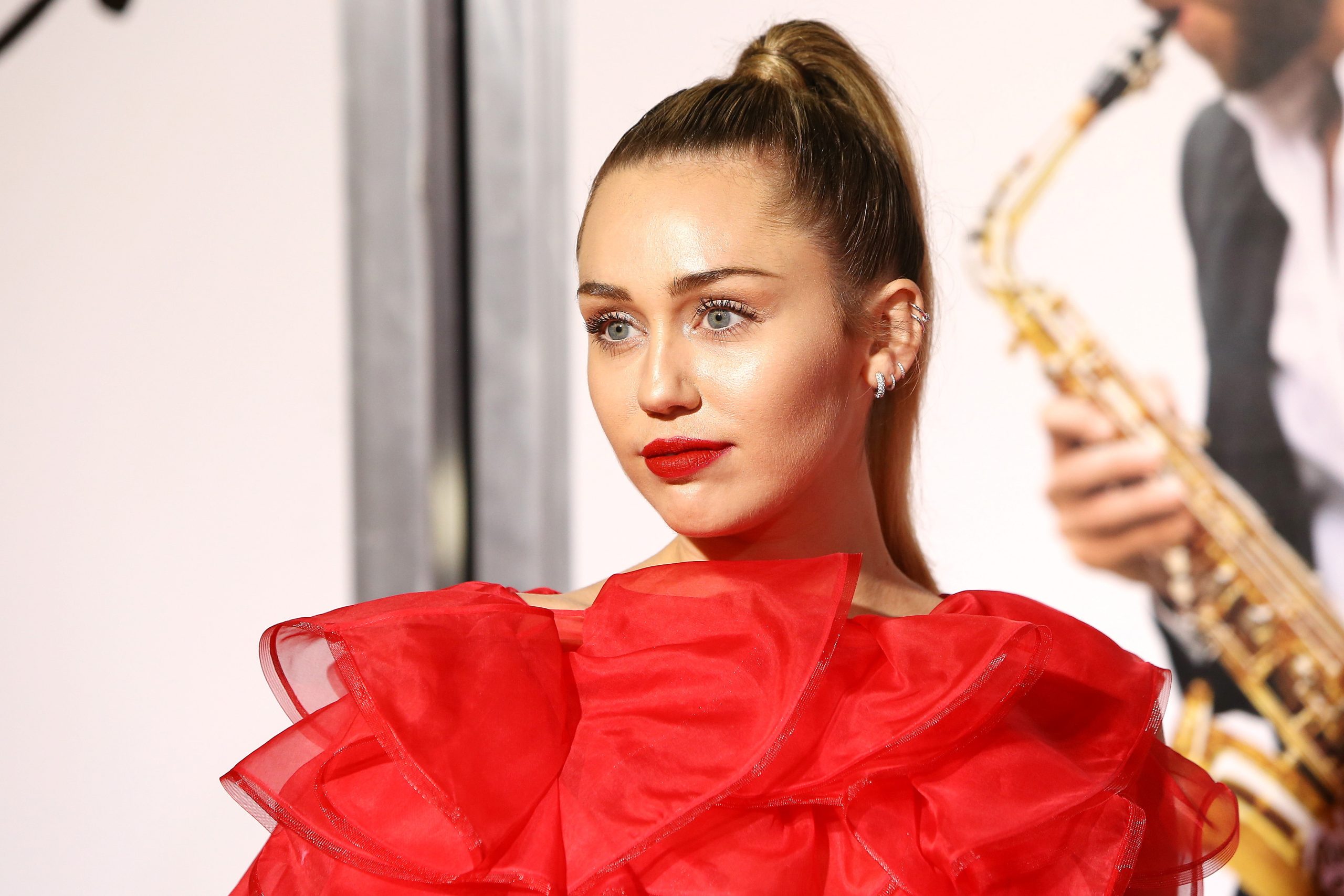 Miley Cyrus pede que governantes protejam os mais vulneráveis na Europa