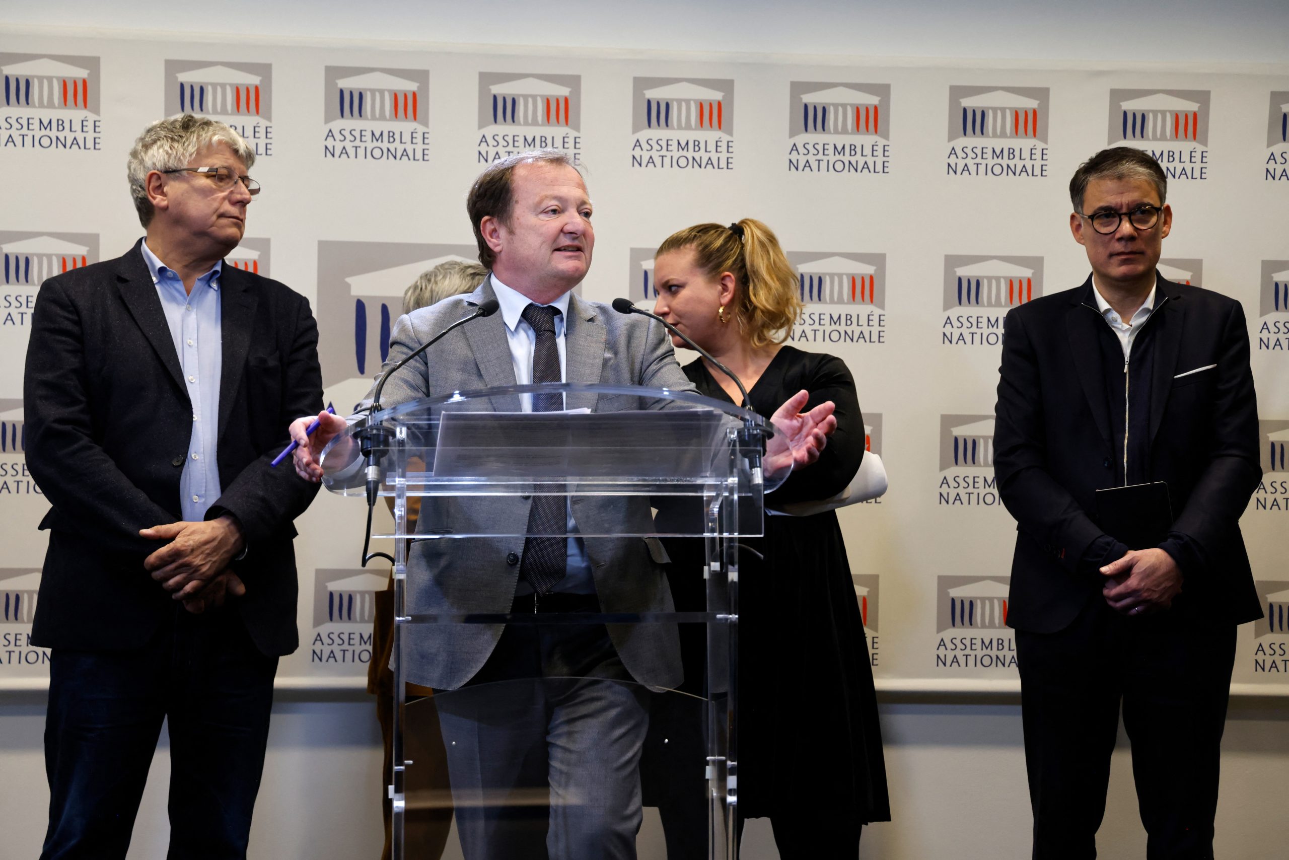 França aprova projeto lei que aumenta idade da reforma