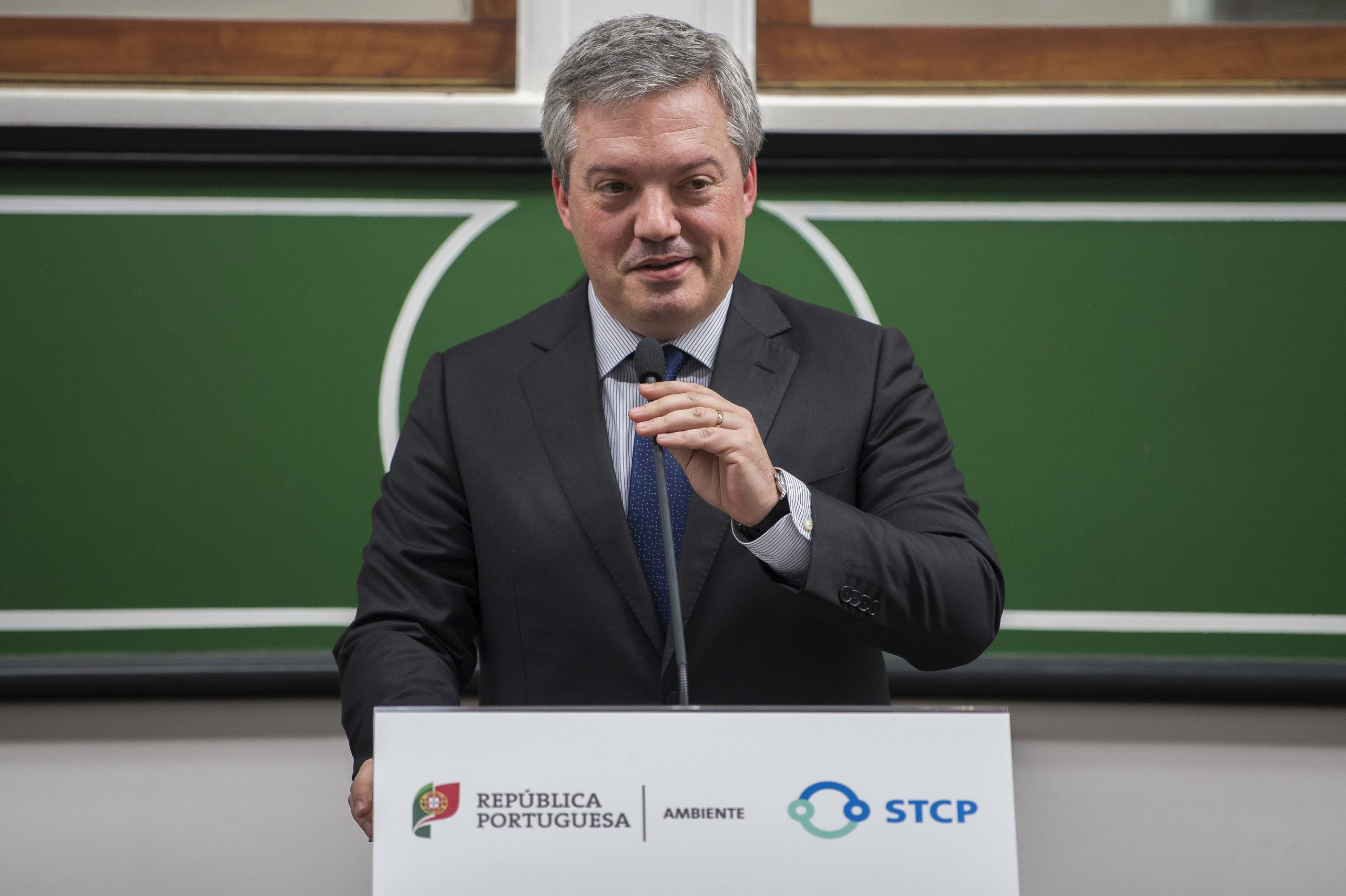 Presidente da Câmara de Gaia vai recorrer da perda de mandato