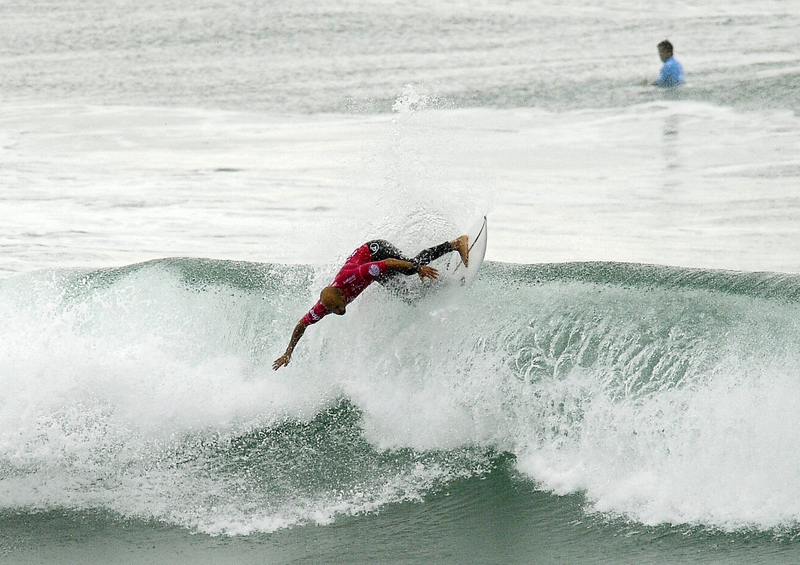 Organização da etapa de Peniche do circuito de surf prolonga espera até domingo
