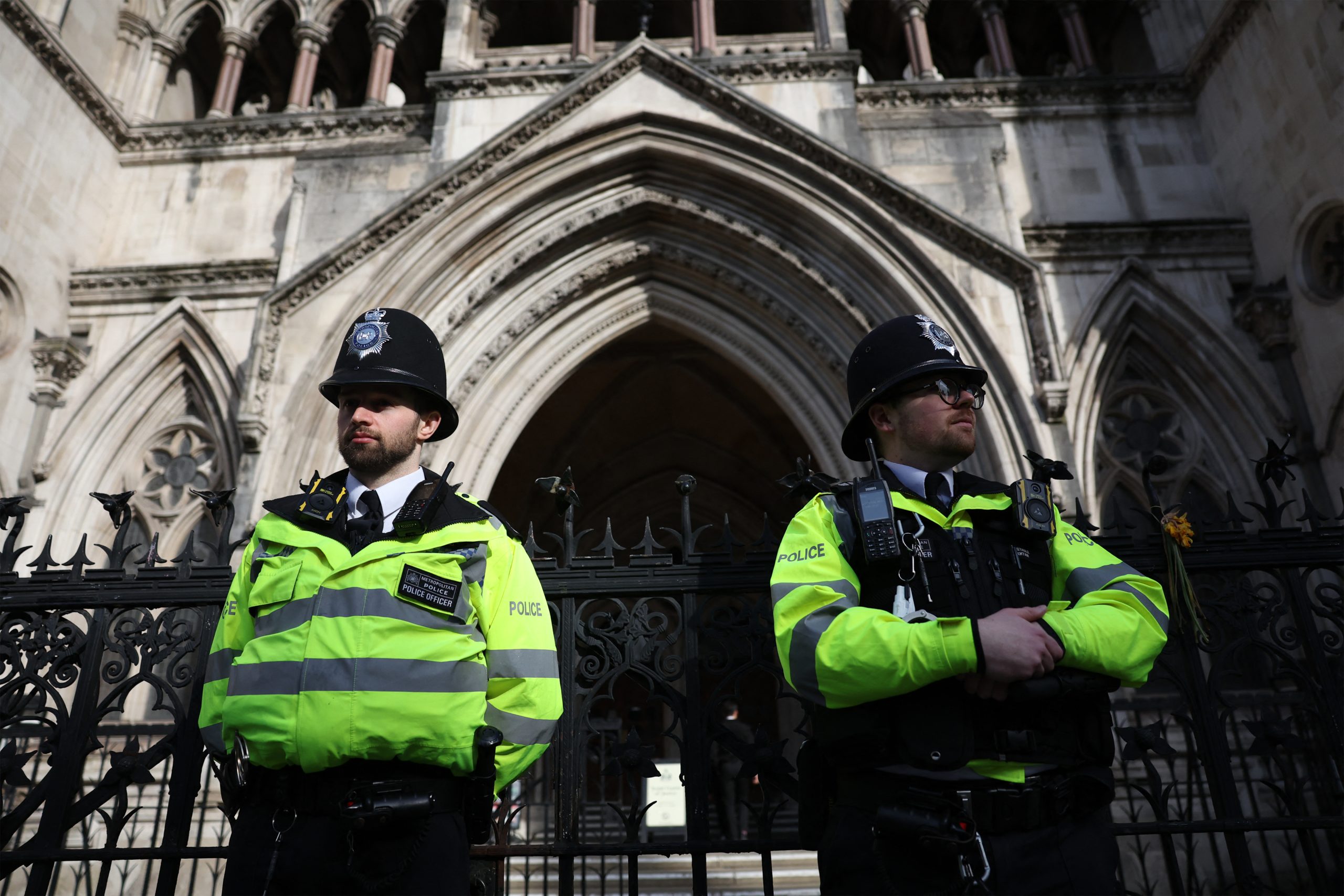 Homem que esfaqueou menina em Londres acusado de tentativa de homicídio