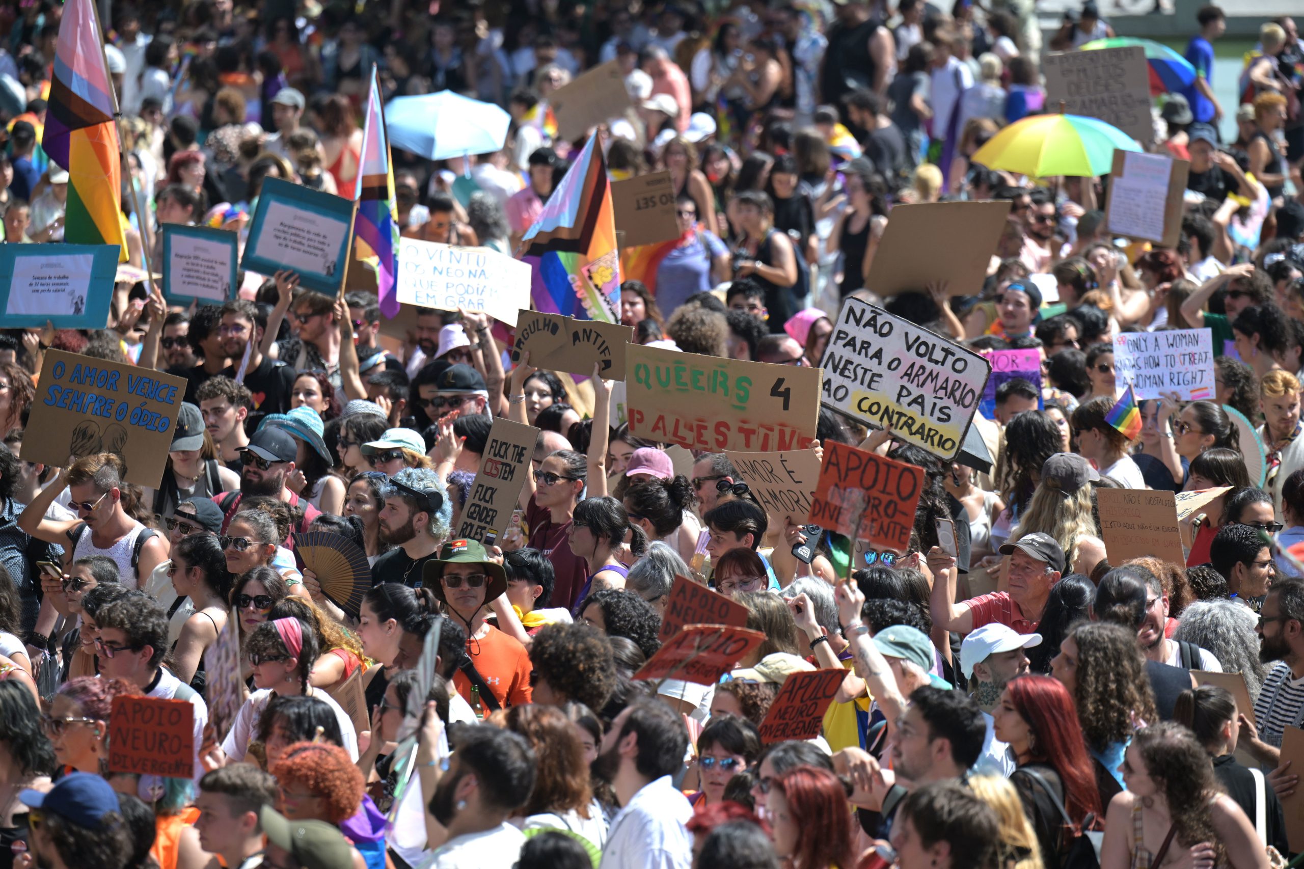 Milhares afirmam orgulho LGBTI+ em marcha que coloriu centro do Porto