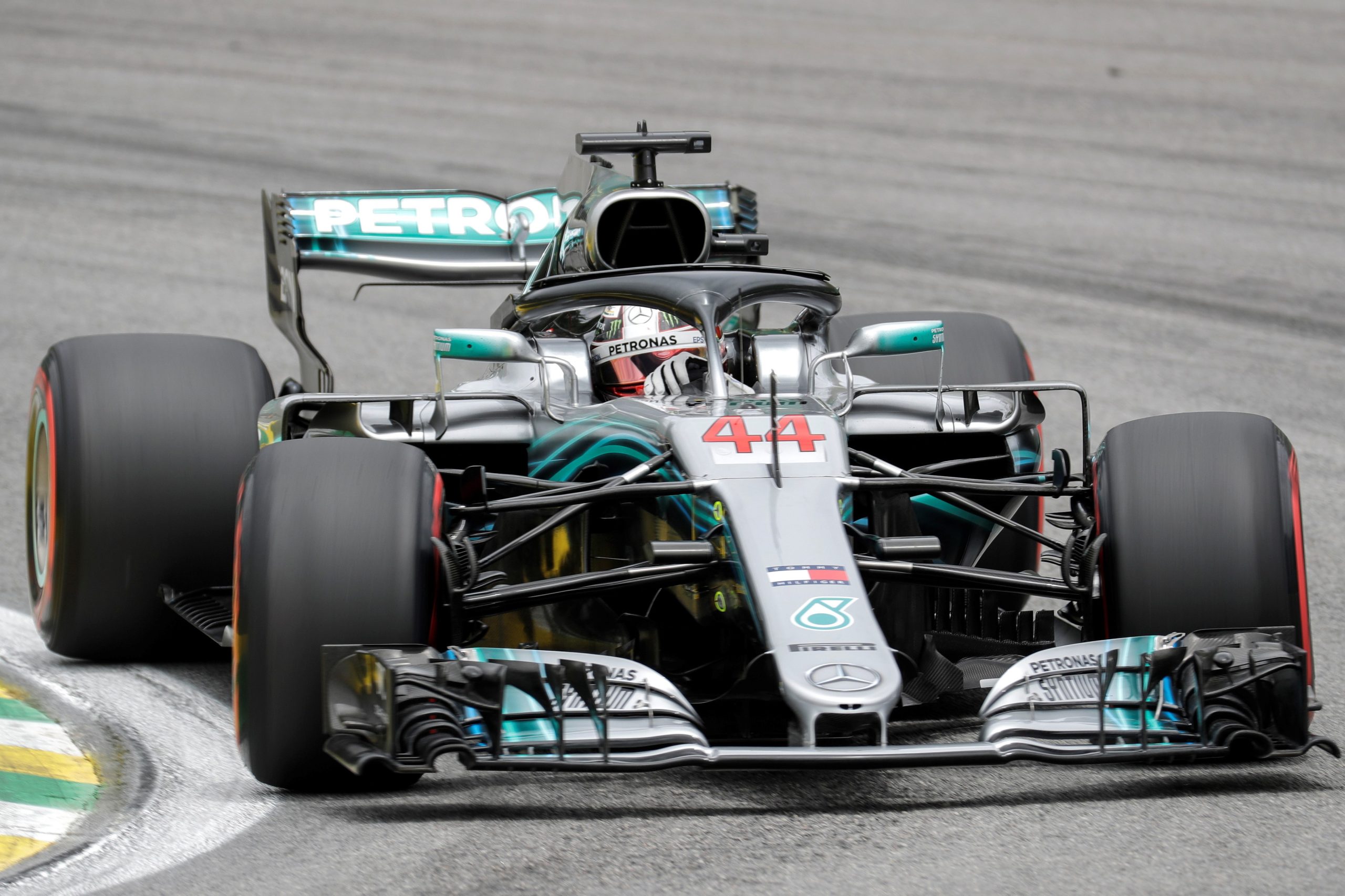 Lewis Hamilton conquistou a décima pole position da temporada ao ser o mais rápido na qualificação do GP do Brasil de Fórmula 1