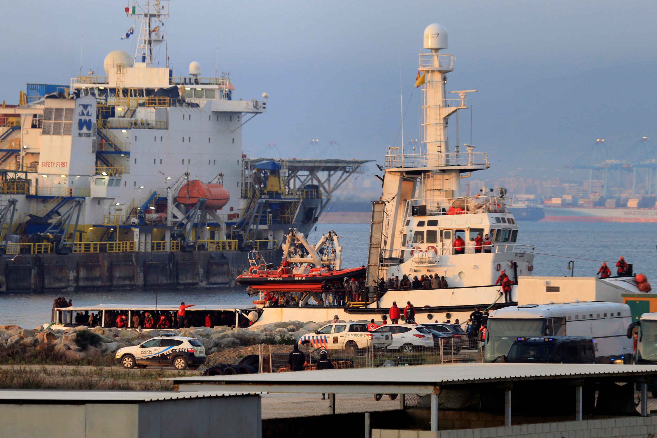 Navio Open Arms chegou a Espanha com crianças que fogem da guerra na Somália e na Síria