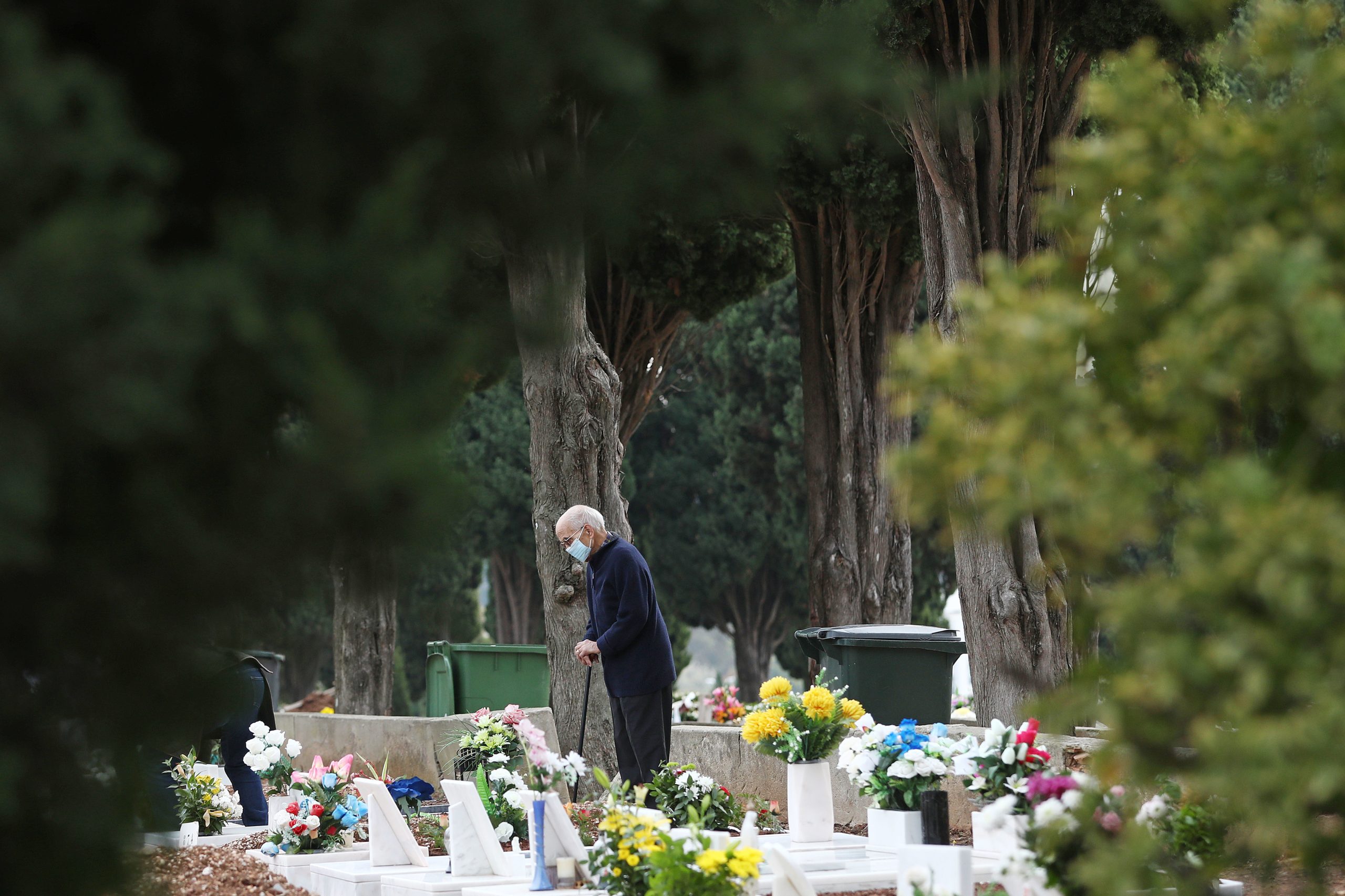 “Muita gente não vem durante o ano, mas neste dia não gosta de faltar”. Em Benfica, hoje não houve uma enchente a homenagear os mortos