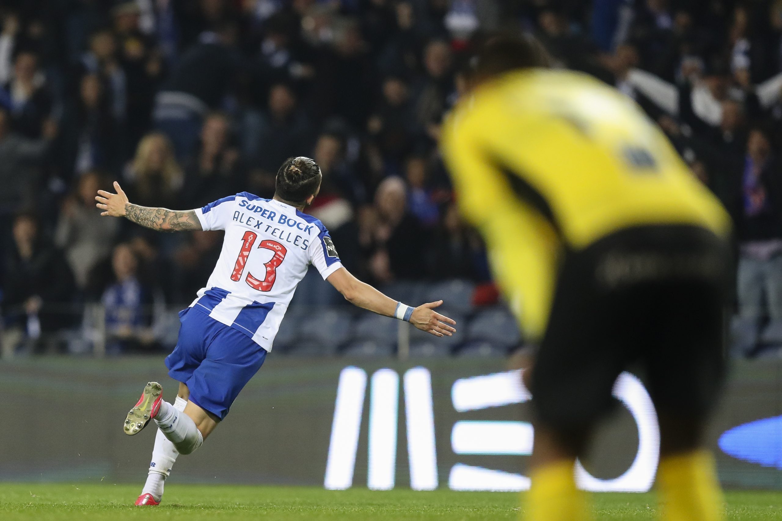 Golo de Alex Telles dá vitória ao FC Porto sobre o Portimonense