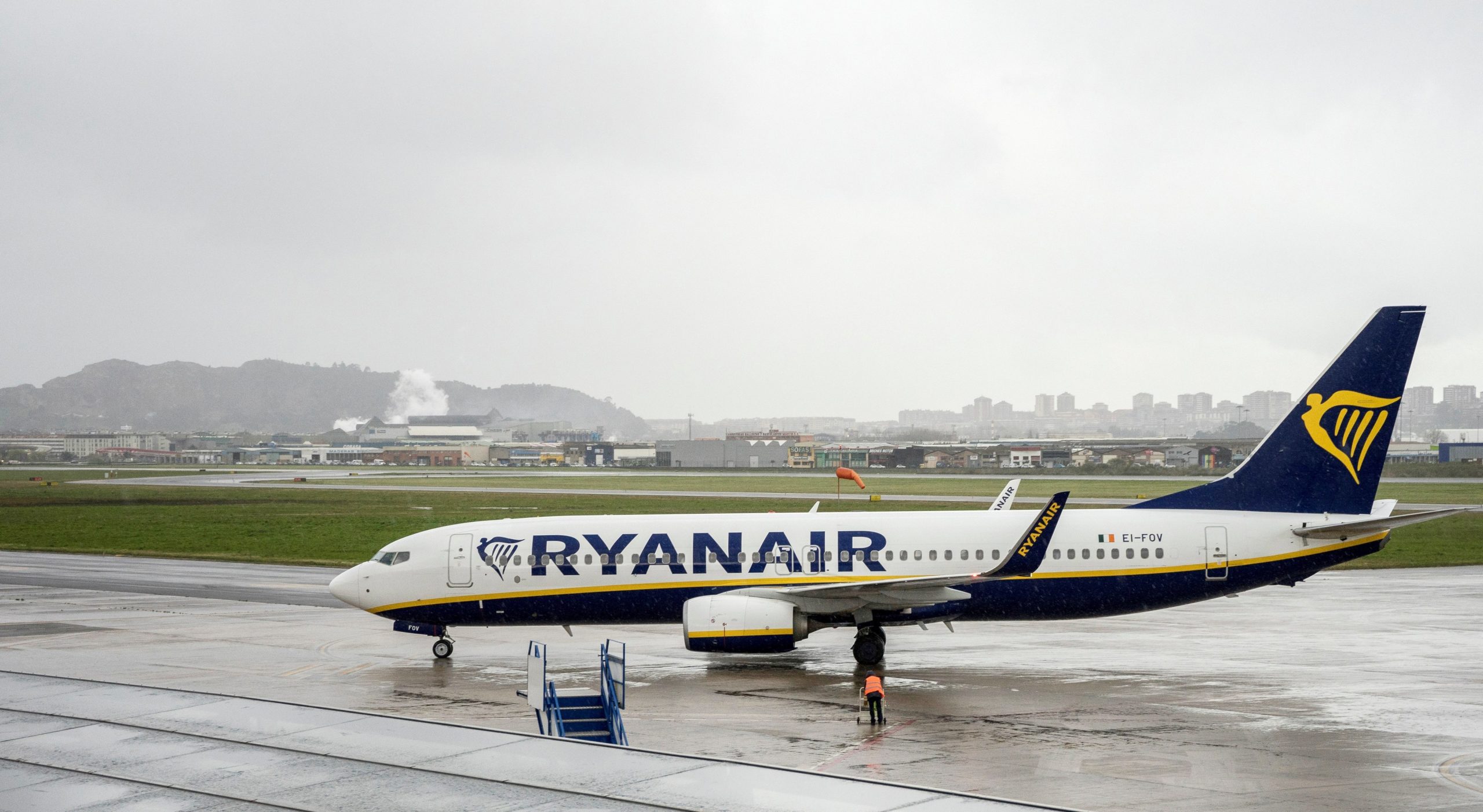 PCP quer que Governo vá “mais além” com a companhia aérea Ryanair