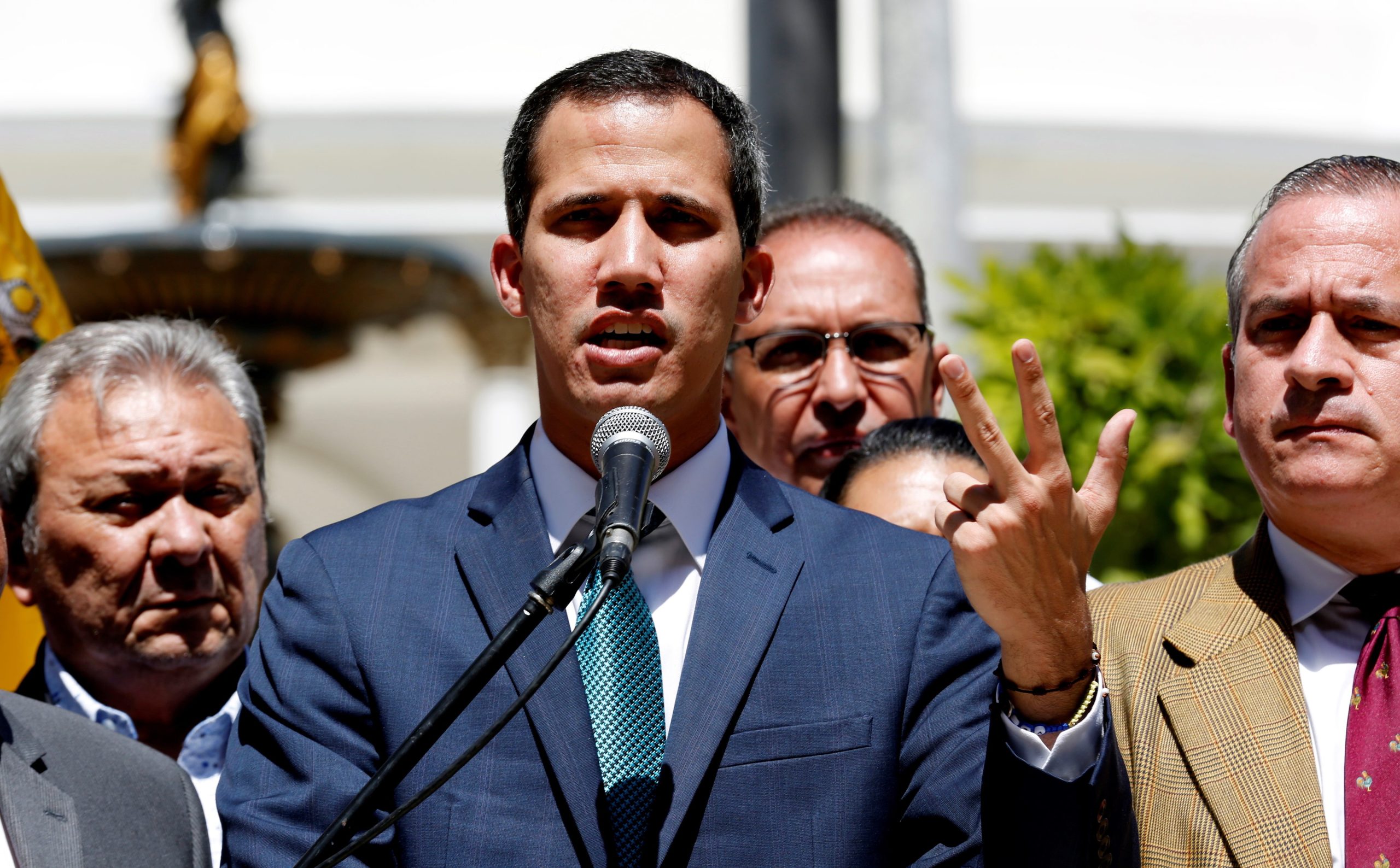 Guaidó ordena a militares que permitam entrada de ajuda humanitária na Venezuela