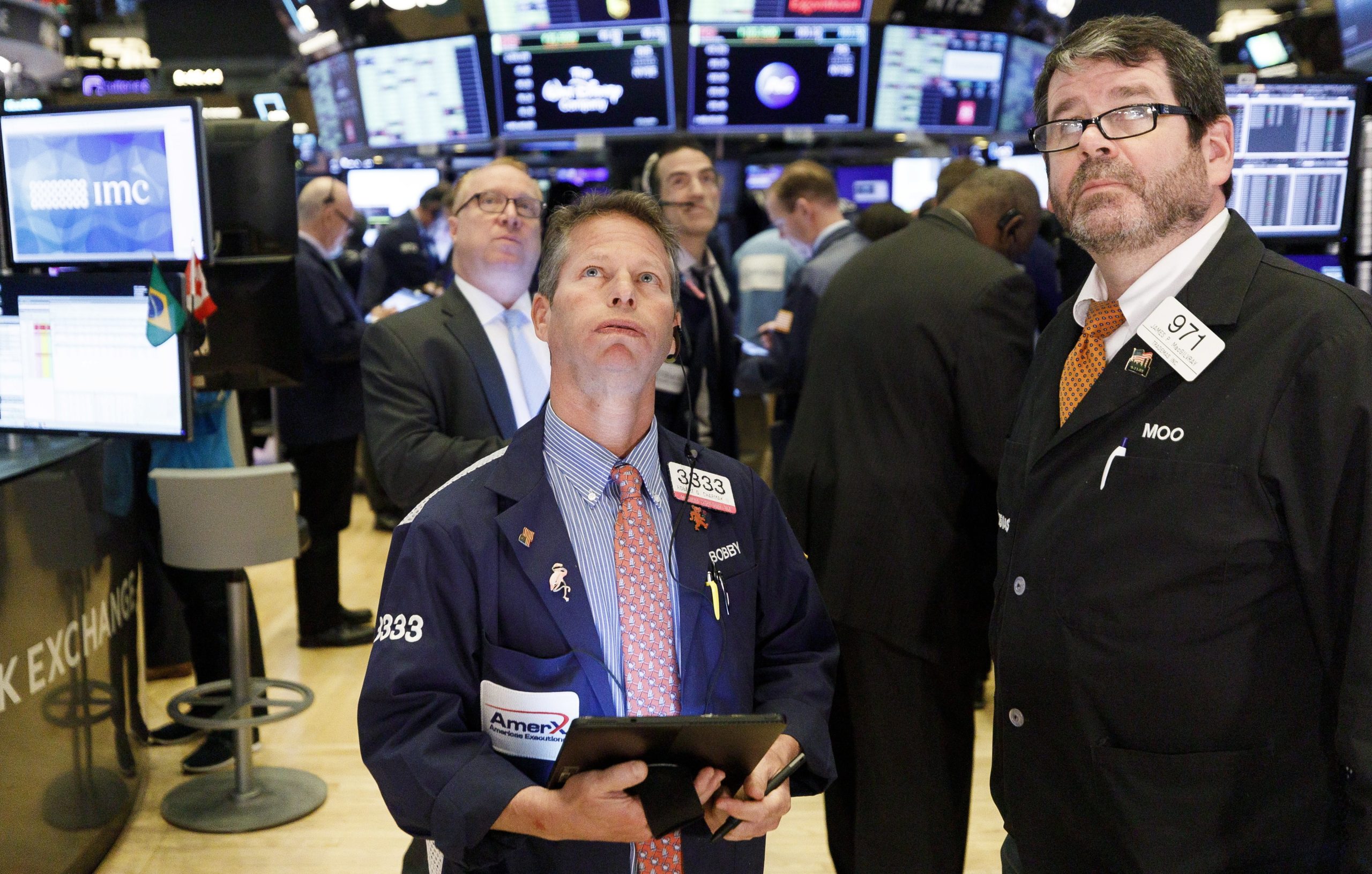 Dow Jones caiu 1.800 pontos pressionado por novo aumento de casos nos EUA