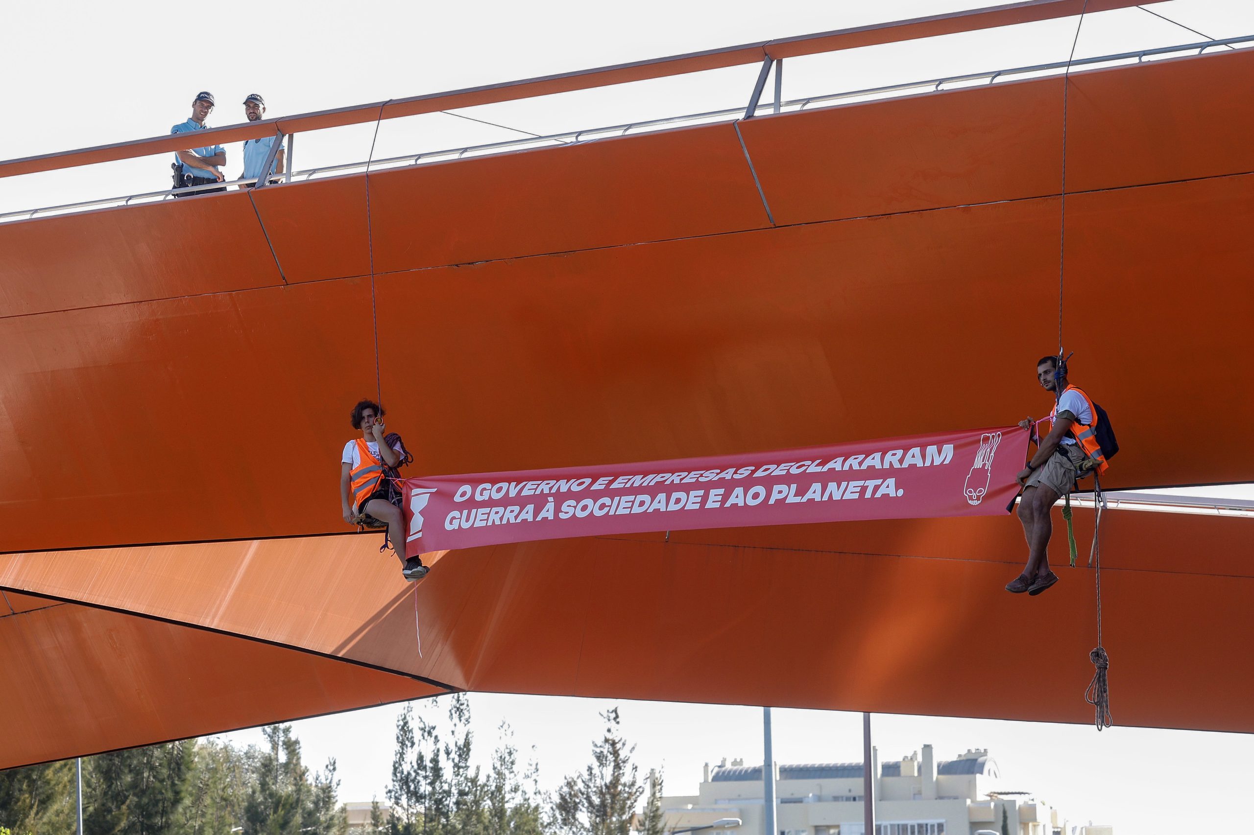 Ativistas pelo clima cortaram Segunda Circular. Bombeiros retiraram dois jovens pendurados na ponte pedonal
