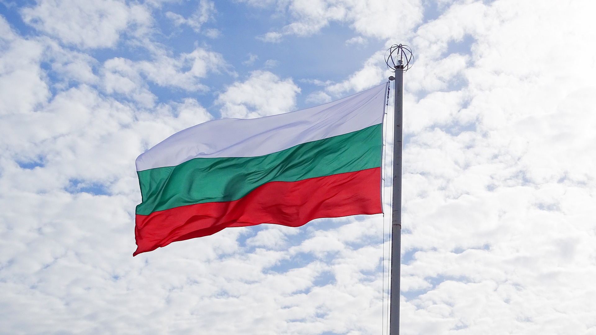 Bulgária prepara entrada na zona euro em clima de instabilidade política e receios de desinformação pró-Rússia