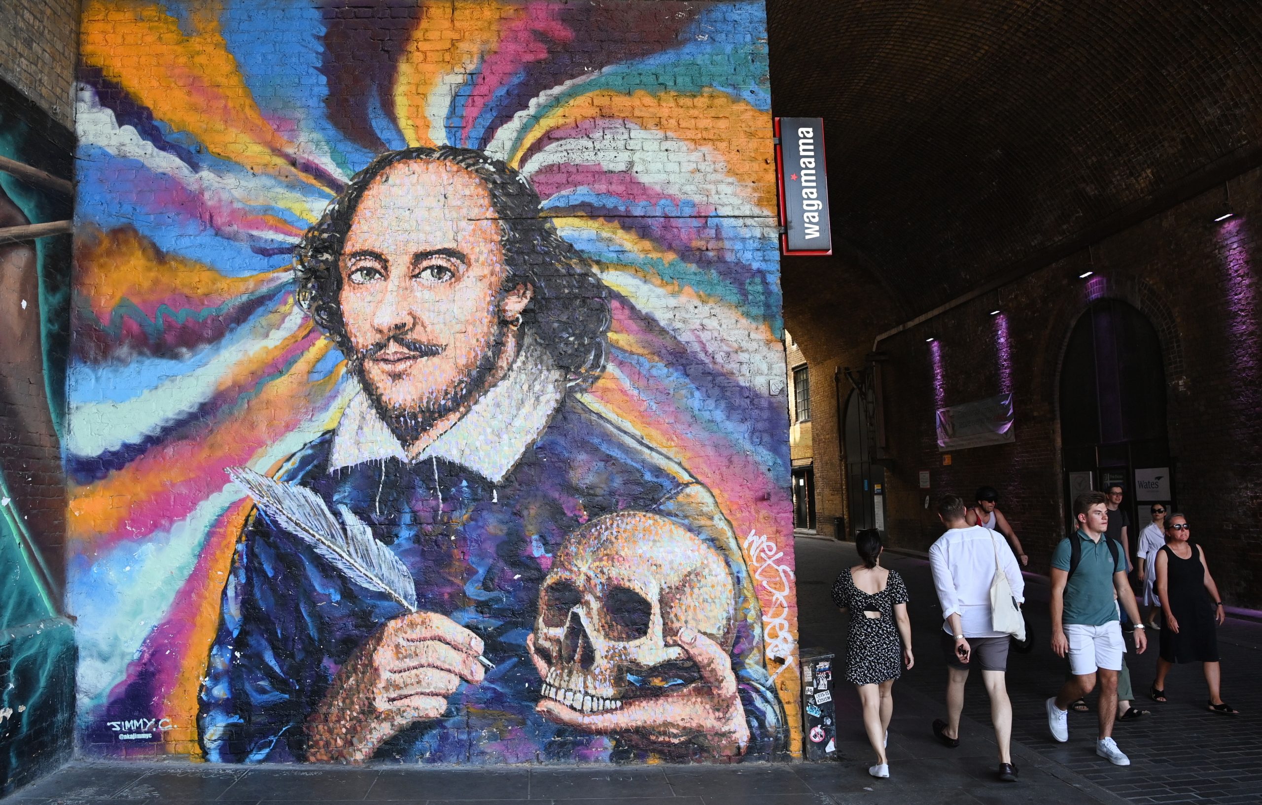 William Shakespeare, segunda pessoa do mundo a ser vacinada contra a covid-19, morreu. Televisão argentina confundiu-o com o famoso dramaturgo