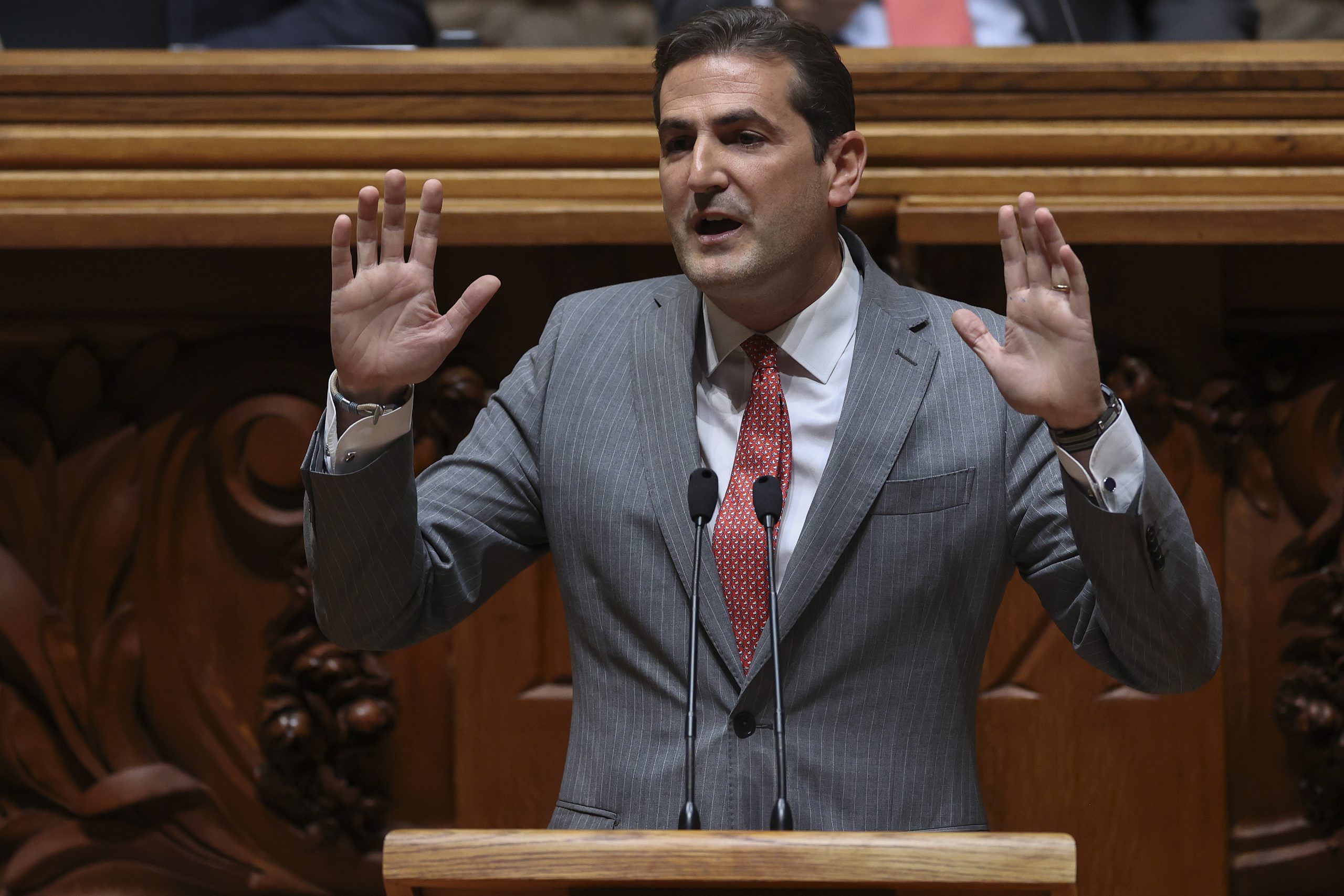 Hugo Soares diz que posição do PS no parlamento é como dizer “que a Ucrânia invadiu a Rússia”