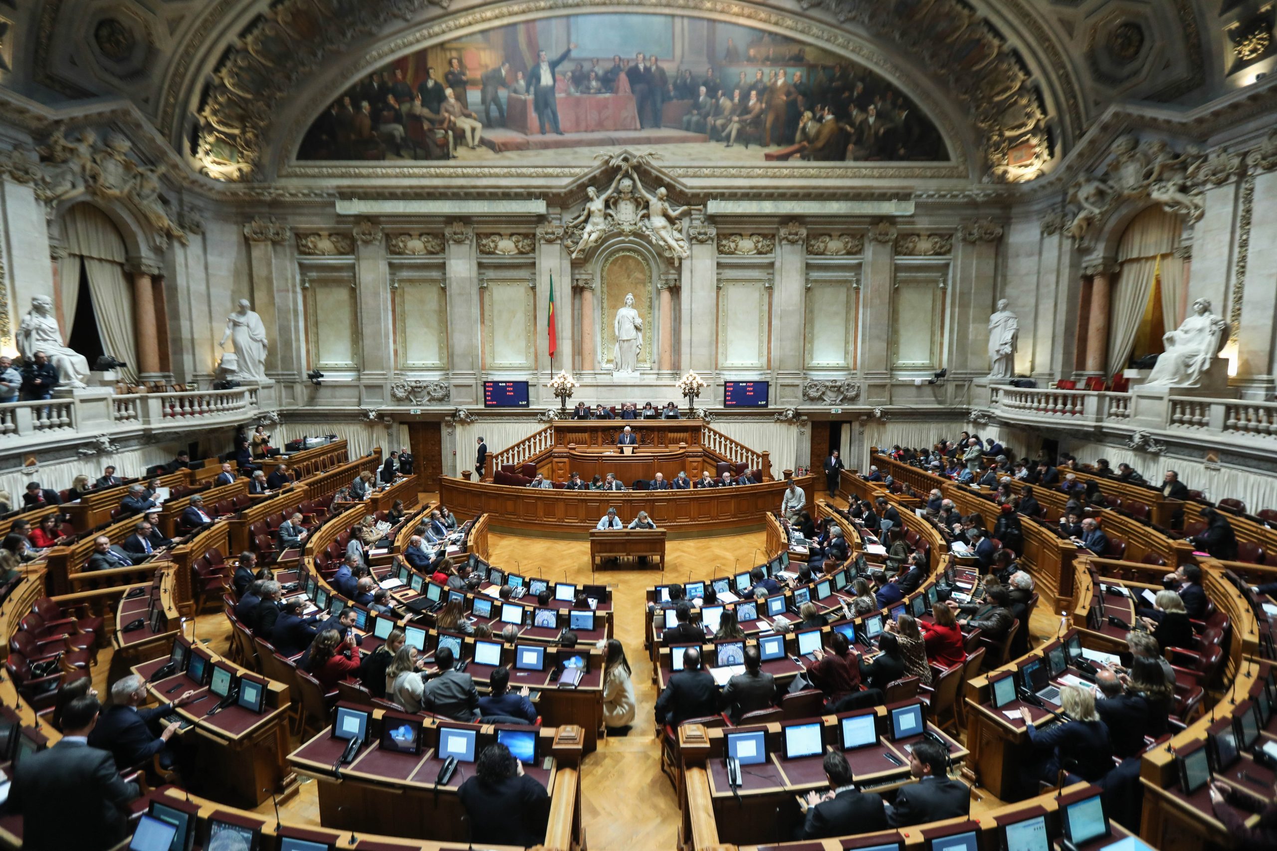 PSD e CDS-PP querem regulamentação do lóbi estendida ao Governo e Administração Pública