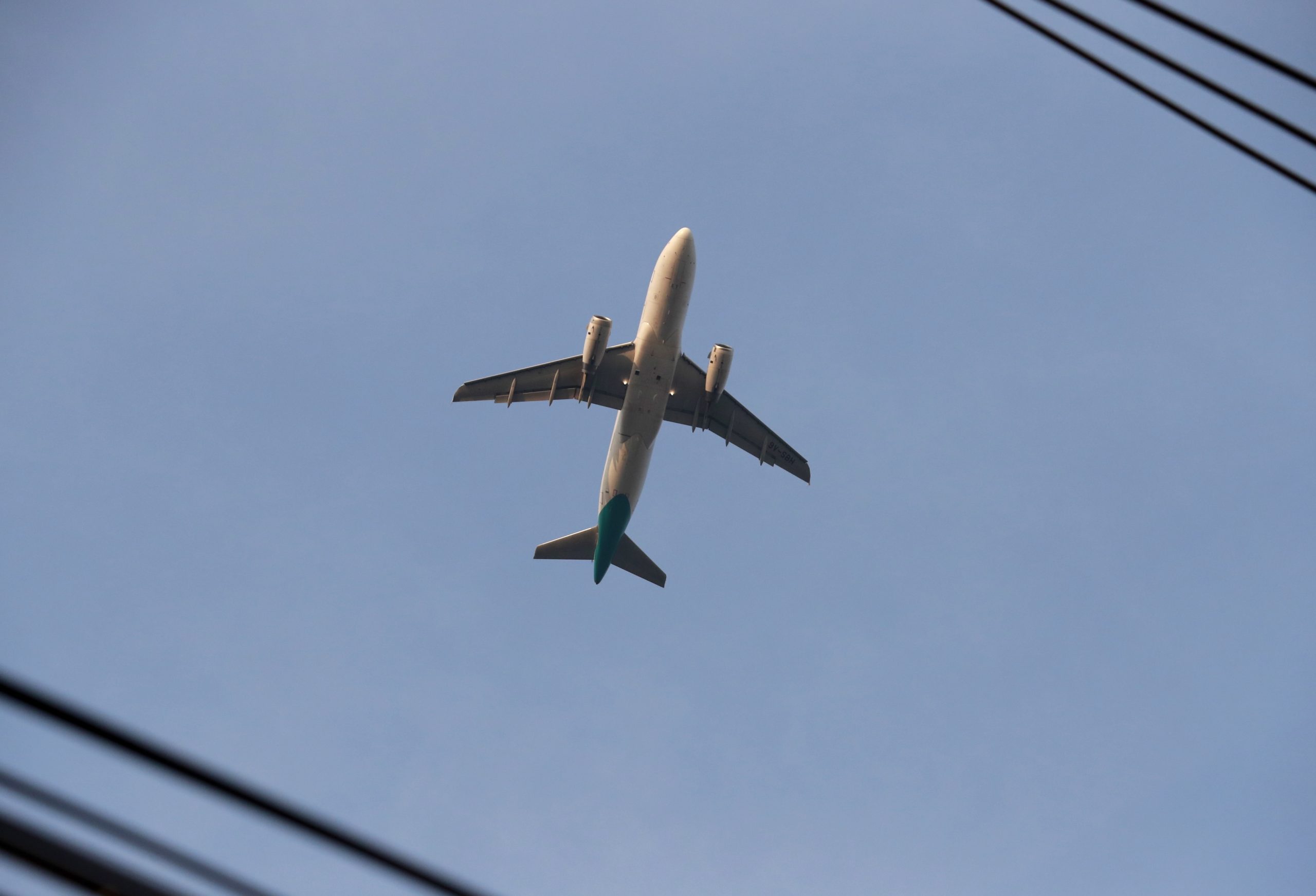 Avião de passageiros aterra em segurança em Belgrado apesar de vários danos