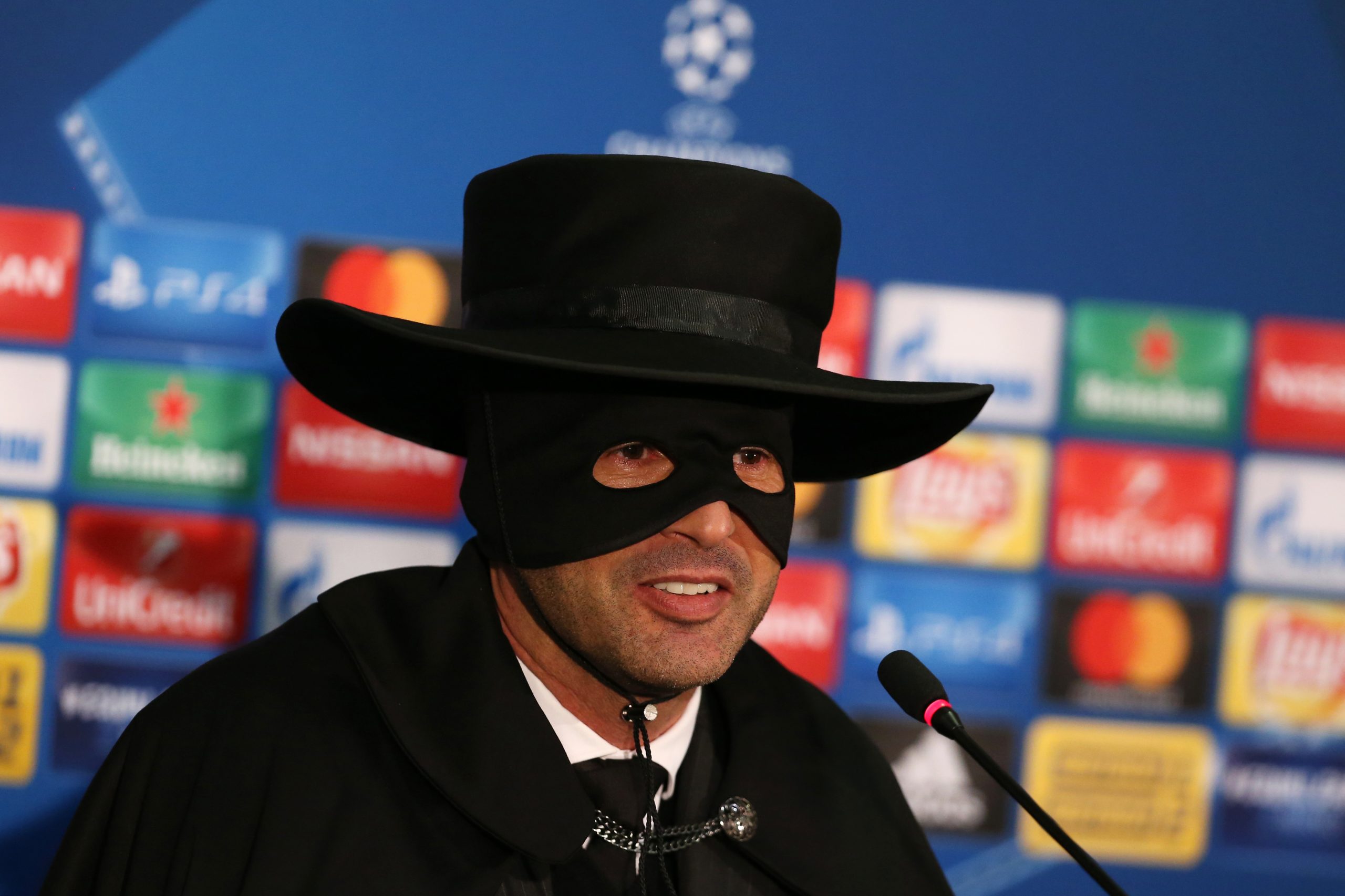 Paulo Fonseca apresenta-se de Zorro após apuramento do Shakhtar Donetsk