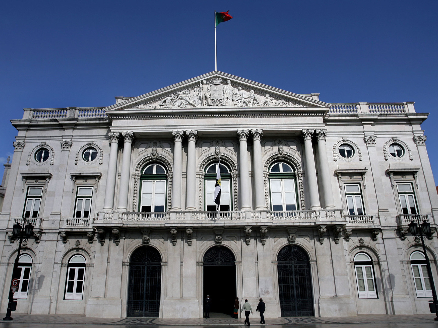 24 horas é o tempo que a CNE deu para Moedas retirar cartazes publicitários