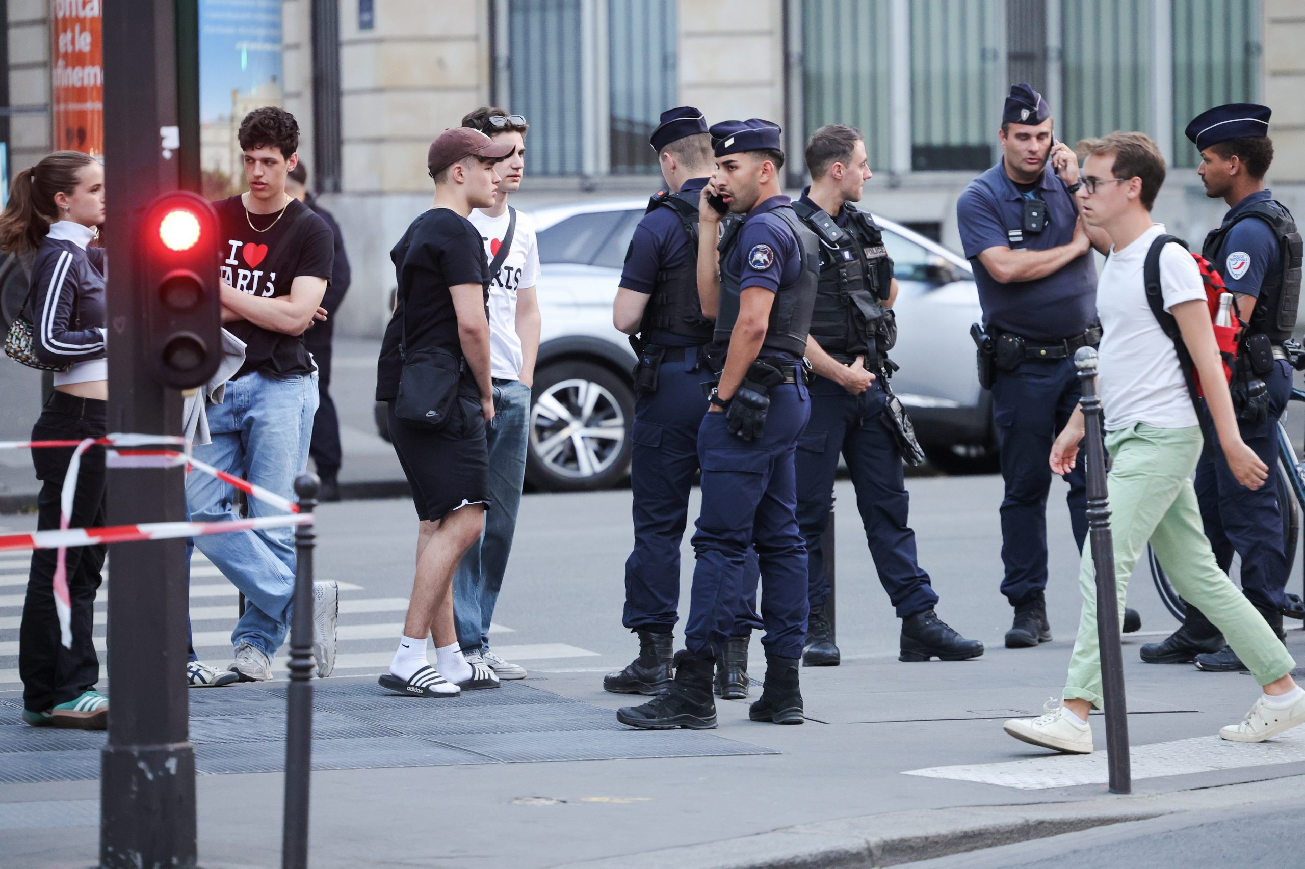 Amnistia Internacional pede revisão das regras de uso de armas pelas autoridades francesas