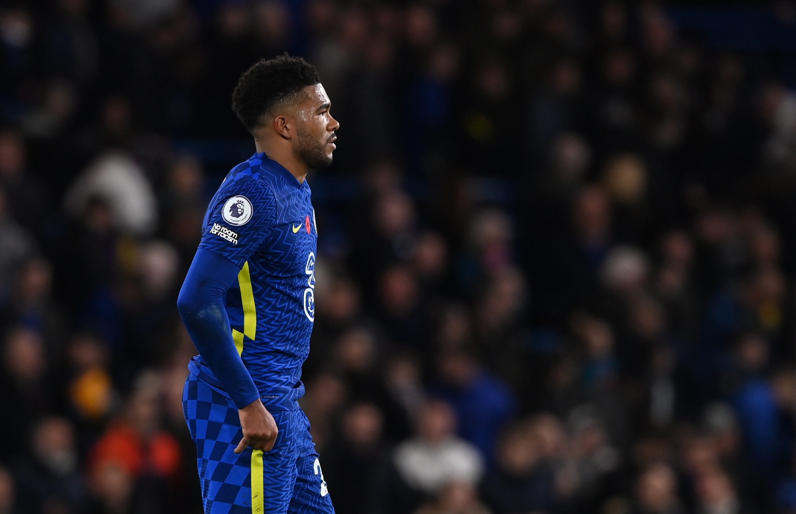 Líder Chelsea empata e permite aproximação de City e Liverpool