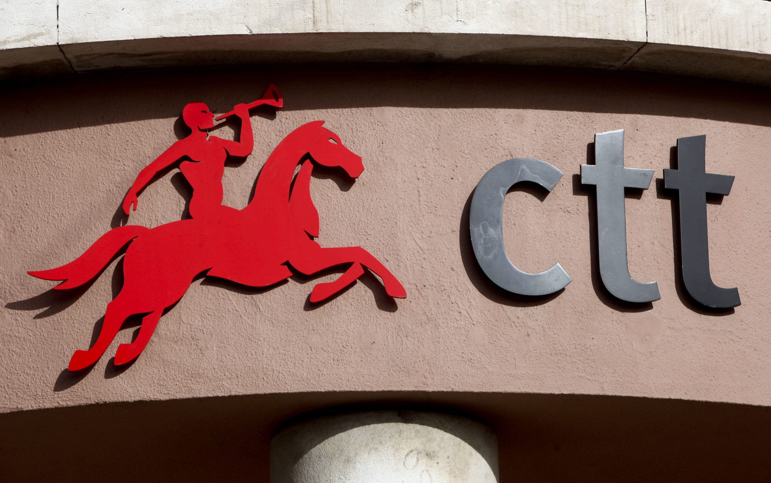 Relação reduz para 57.000 euros coima aplicada aos CTT por incumprimento de serviços