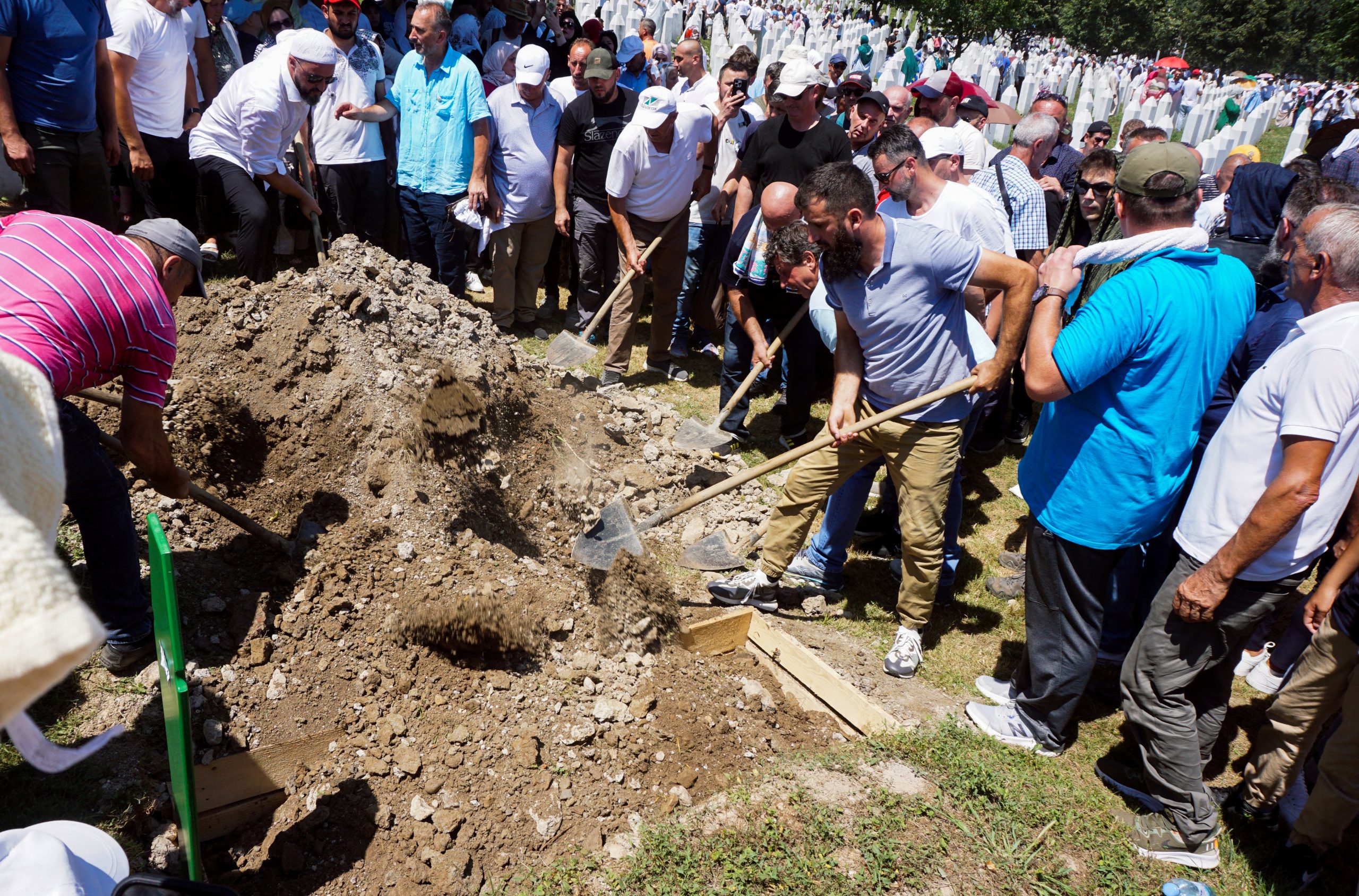Mil desaparecidos há três décadas. Bósnios recordam genocídio de Srebrenica com funerais de vítimas recém-identificadas