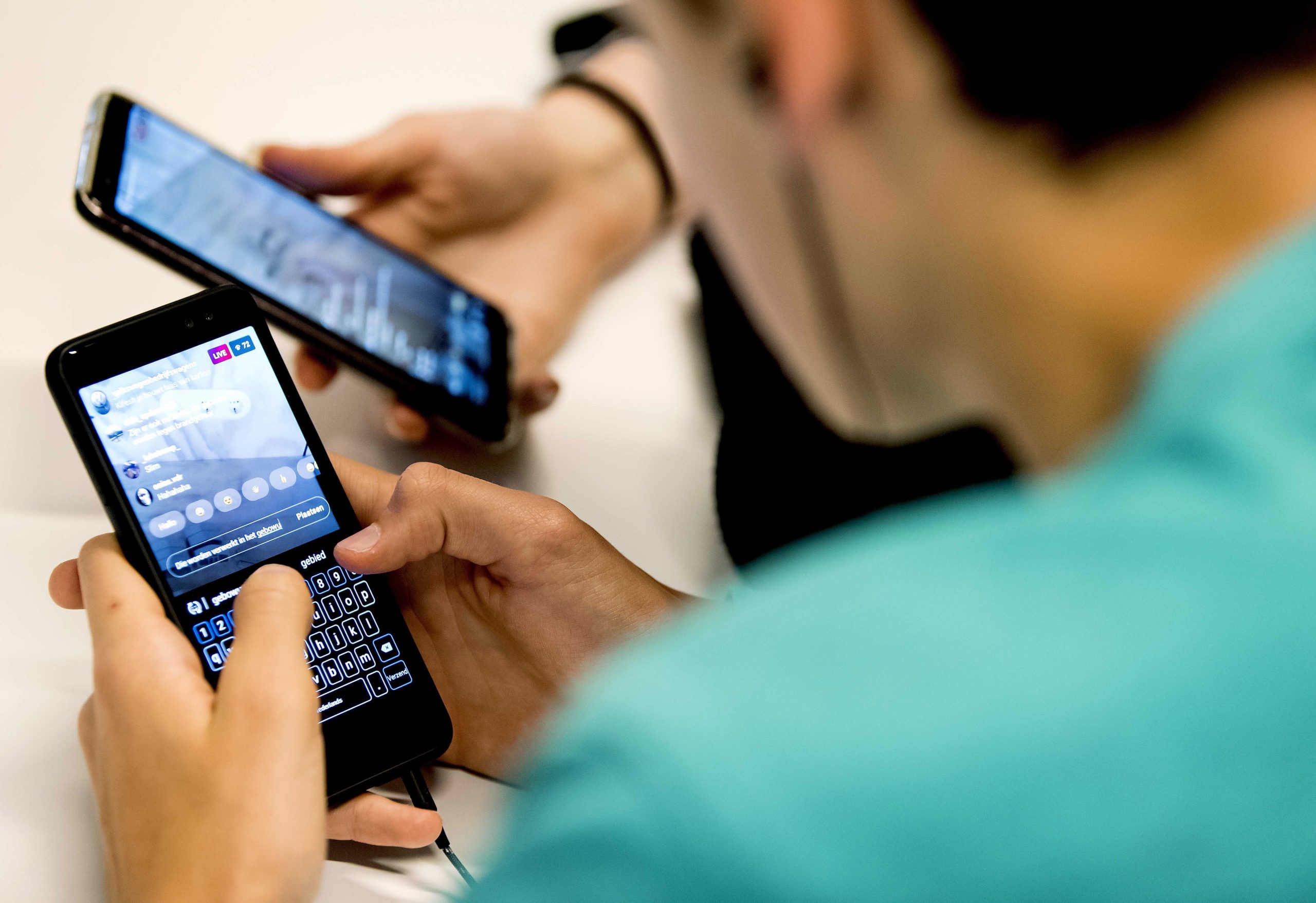 Era só um rumor partilhado nas redes sociais, mas levou as pessoas a queimar torres de telecomunicações no Reino Unido