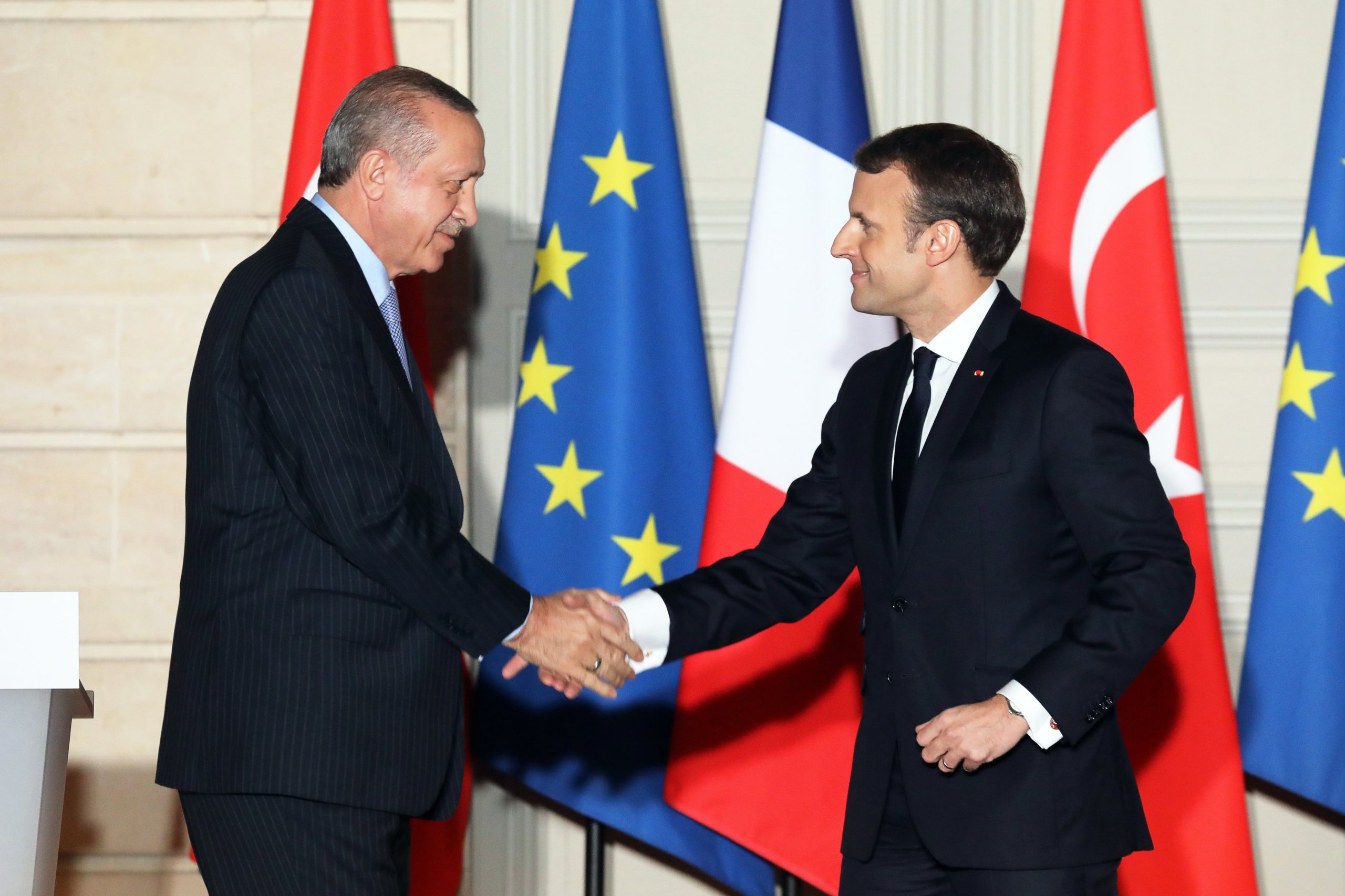 Macron e Erdogan vão discutir “roteiro diplomático” para a Síria