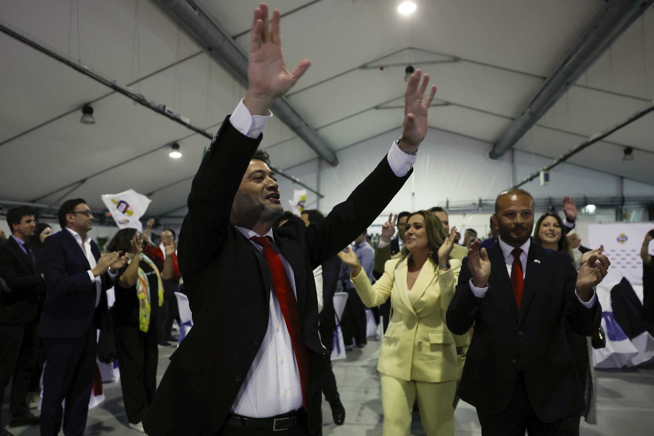 Ventura não estará na arruada desta tarde e deverá regressar à campanha na quinta-feira