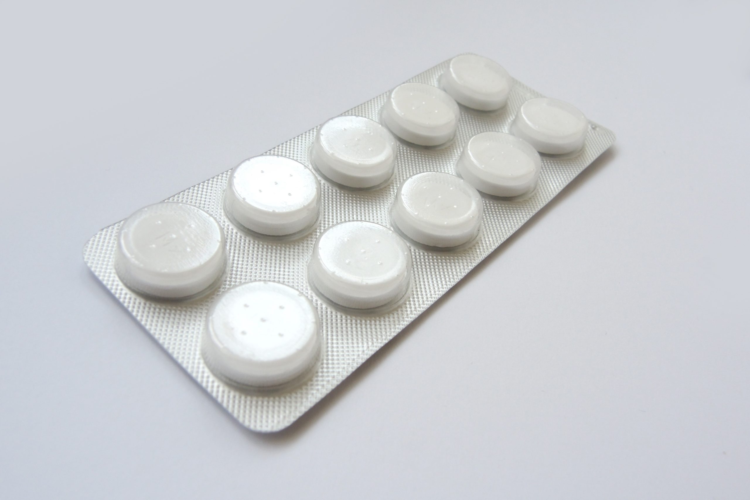 Medicamentos são mais baratos nos hipermercados mas vendem-se mais nas farmácias