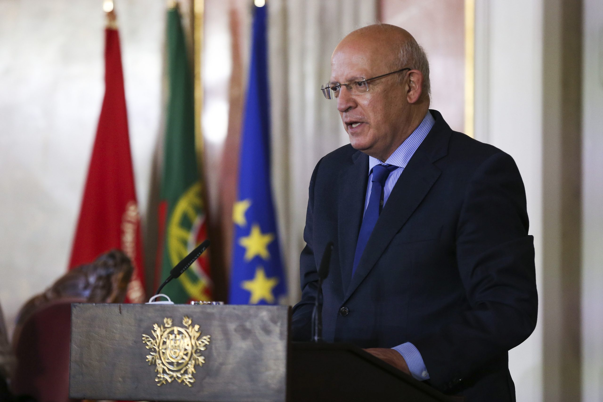 Santos Silva não quer serviços de informações a entrar em conflito com políticas ou instituições