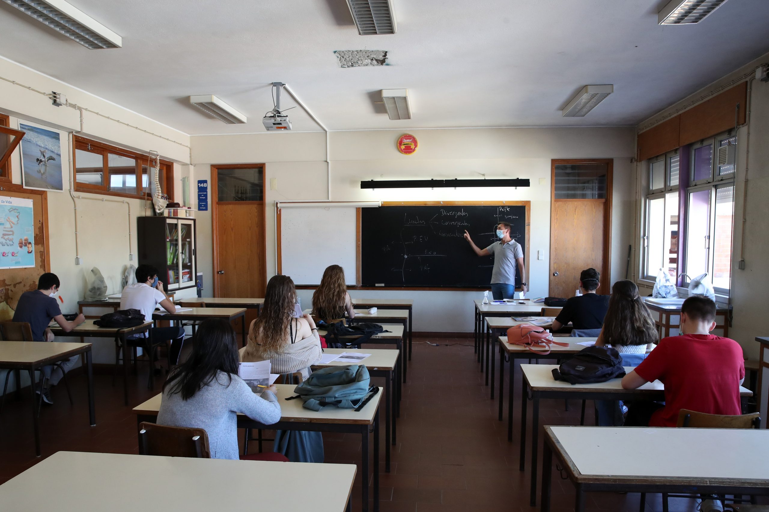 Petição que pede manuais escolares gratuitos para os alunos do privado reuniu mais de 11 mil assinaturas