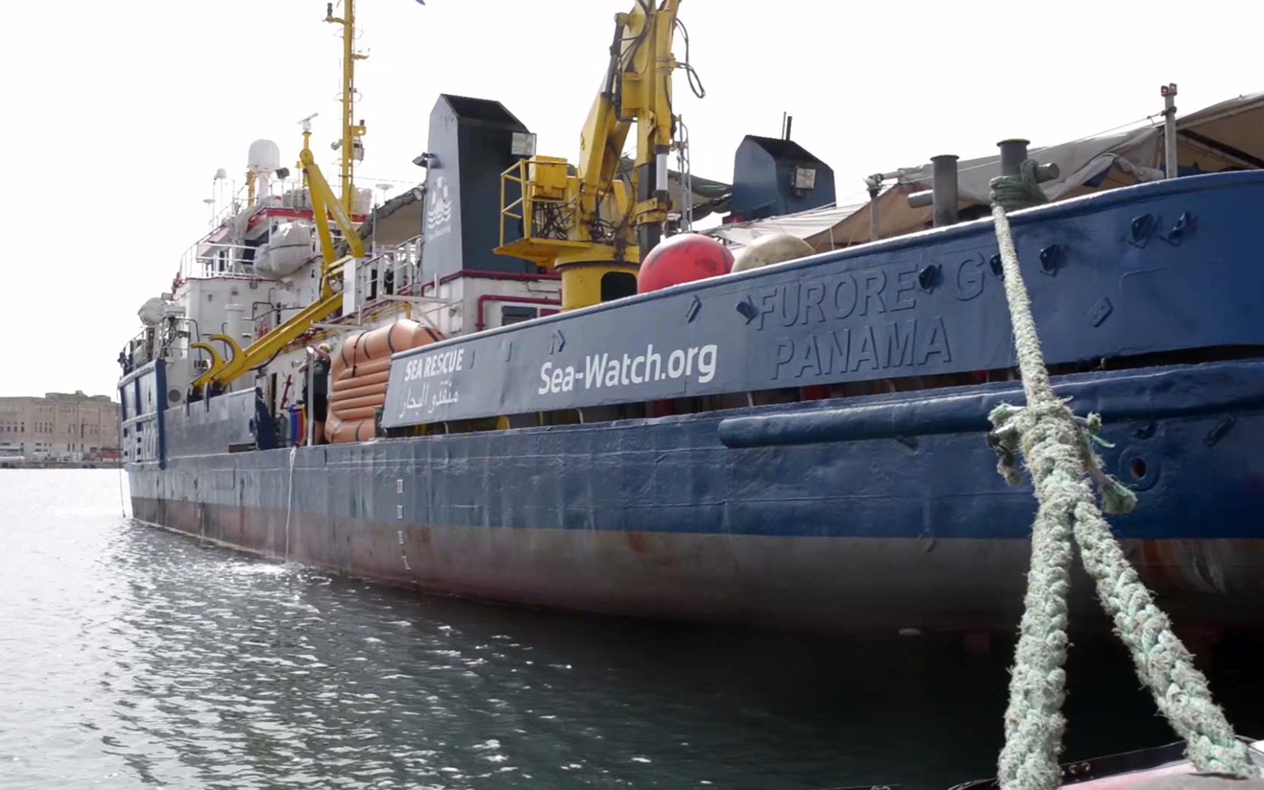 Mais de 400 migrantes resgatados pelo Sea Watch começam a desembarcar em Itália