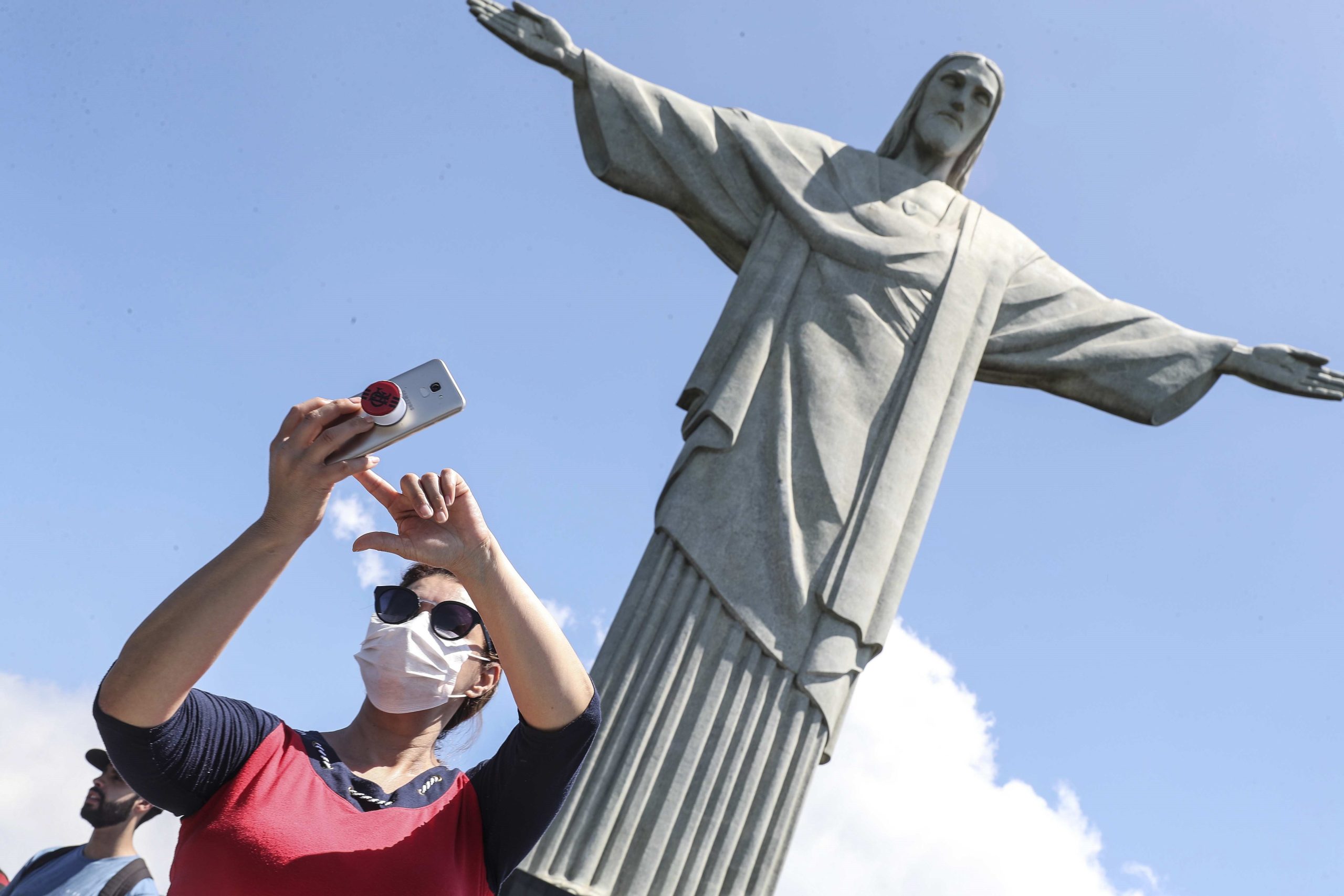 Brasil: bandeiras dos países com infetados projetadas no Cristo Redentor