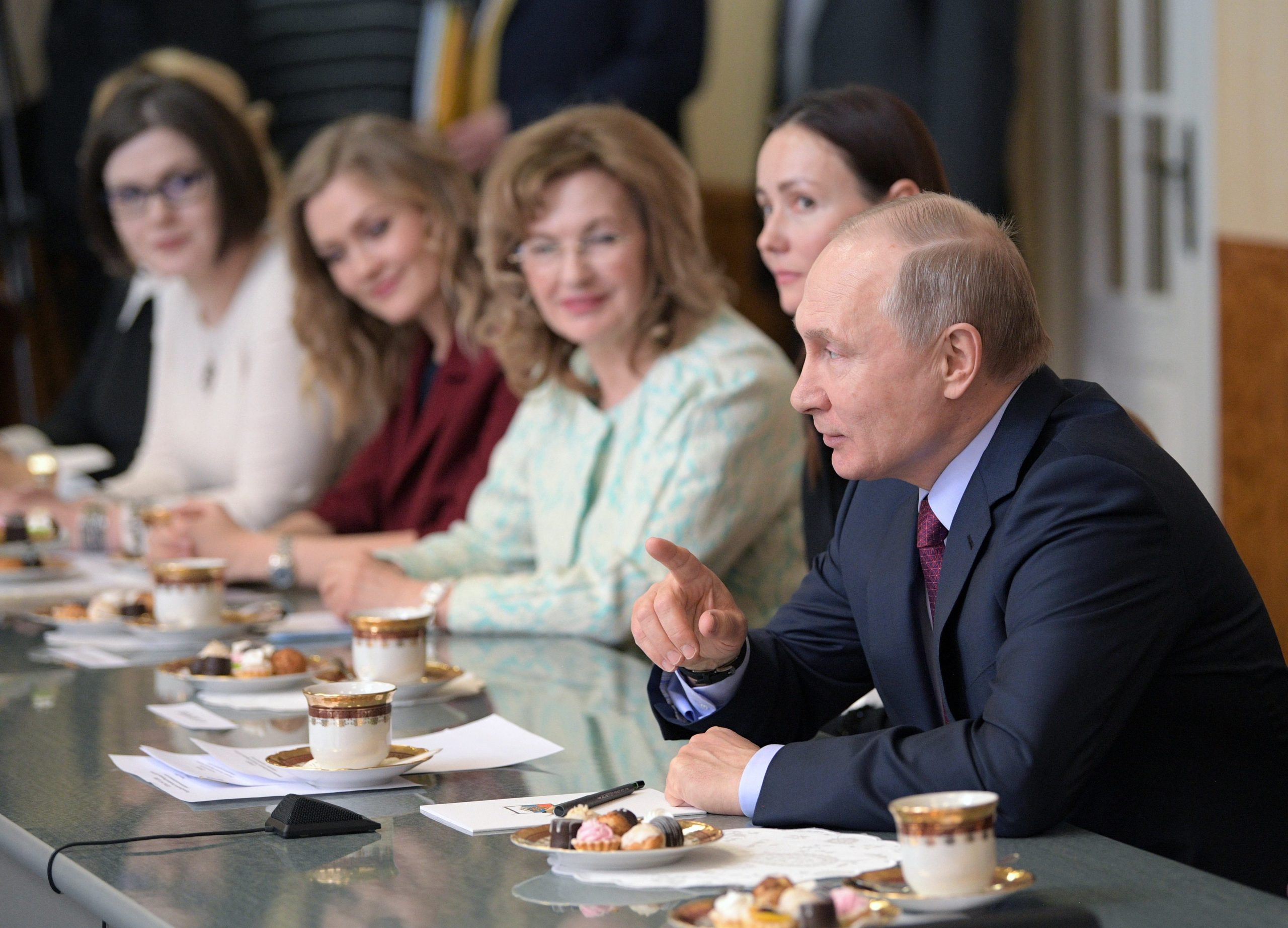Putin elogia as mulheres empresárias e o seu caráter feminino