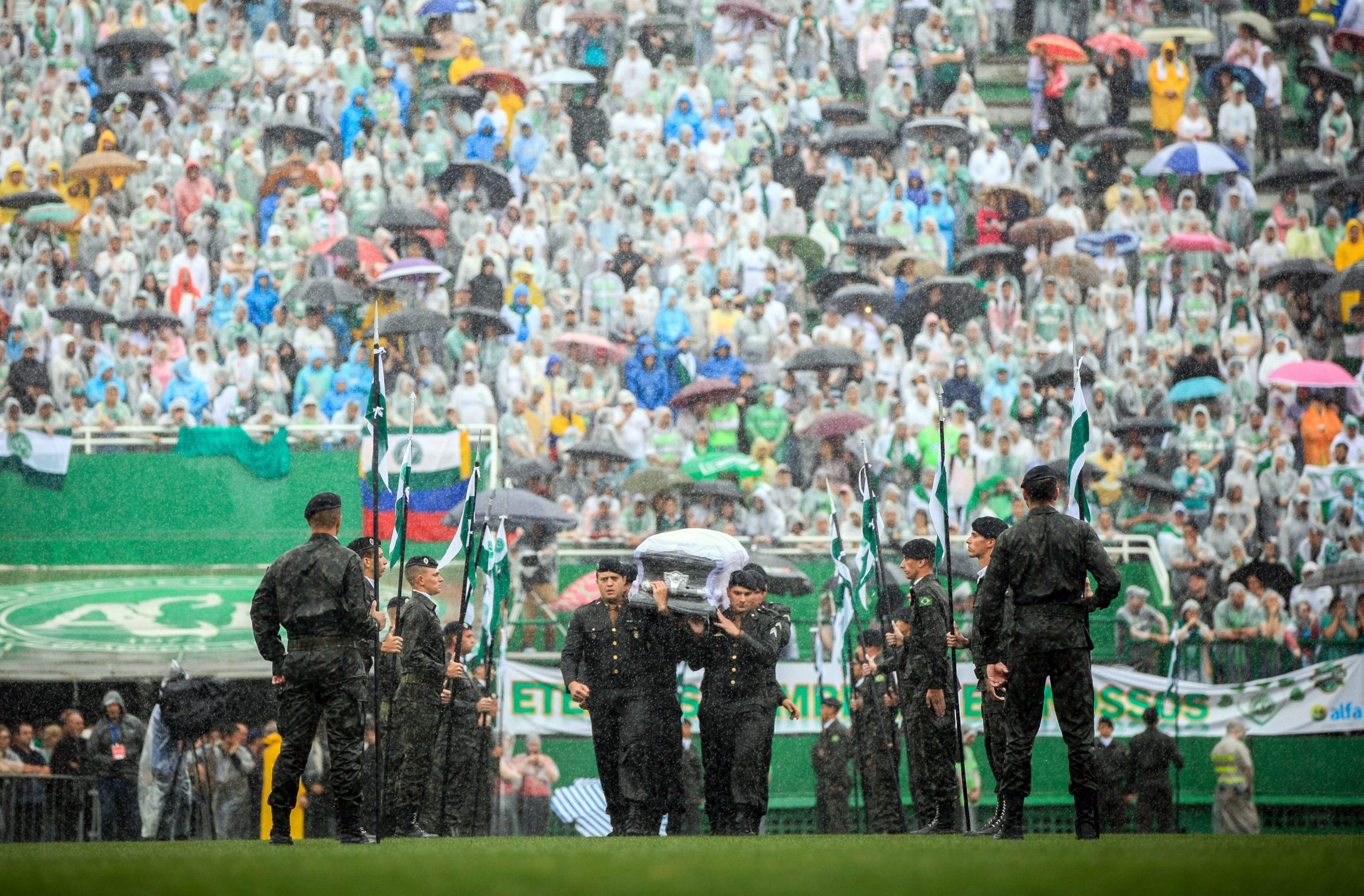 “O campeão voltou”. O hino do “adeus” aos heróis de Chapecó