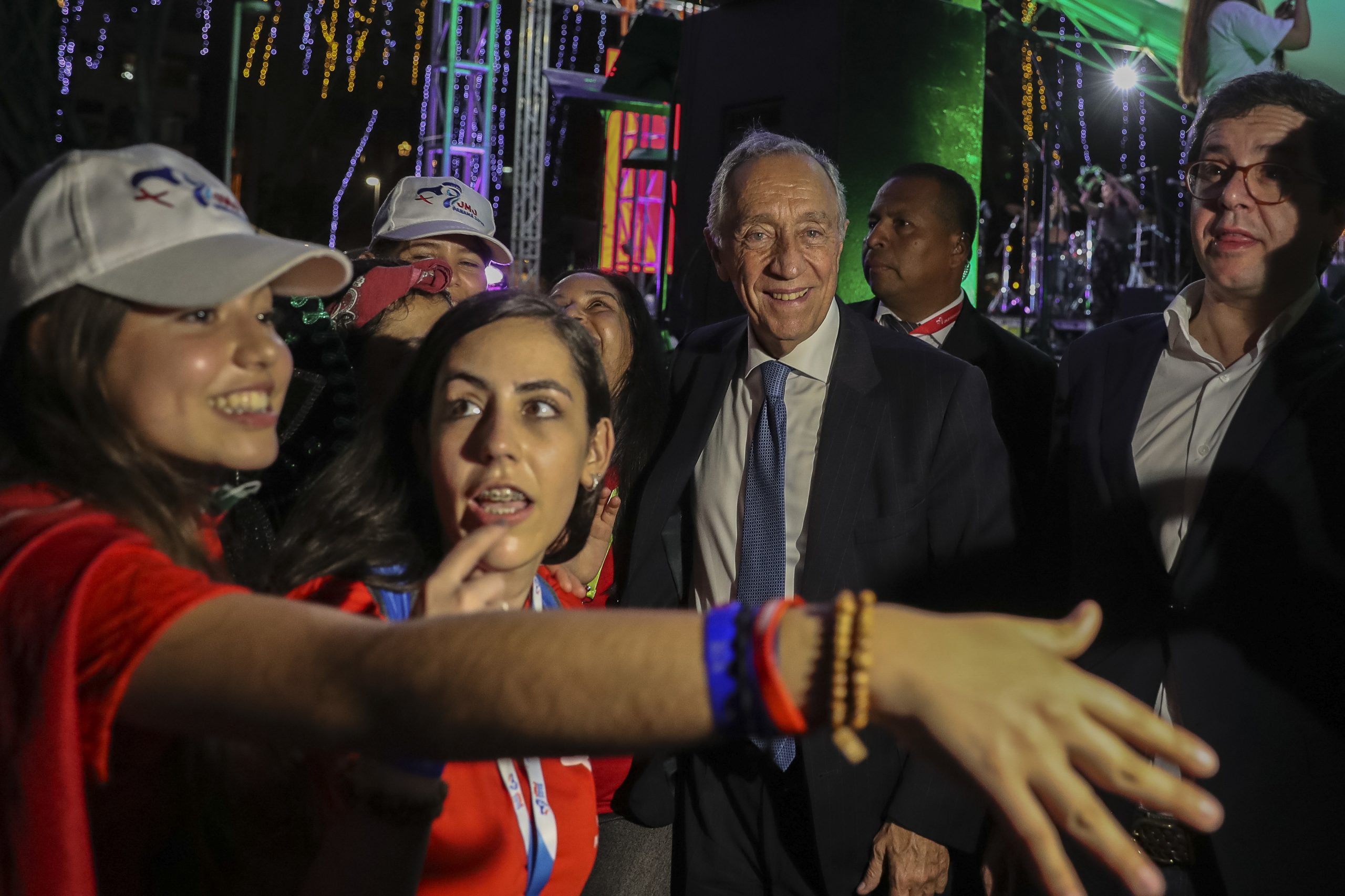 Marcelo subiu ao palco, tirou ‘selfies’ e foi recebido com vivas a Portugal na Cidade do Panamá