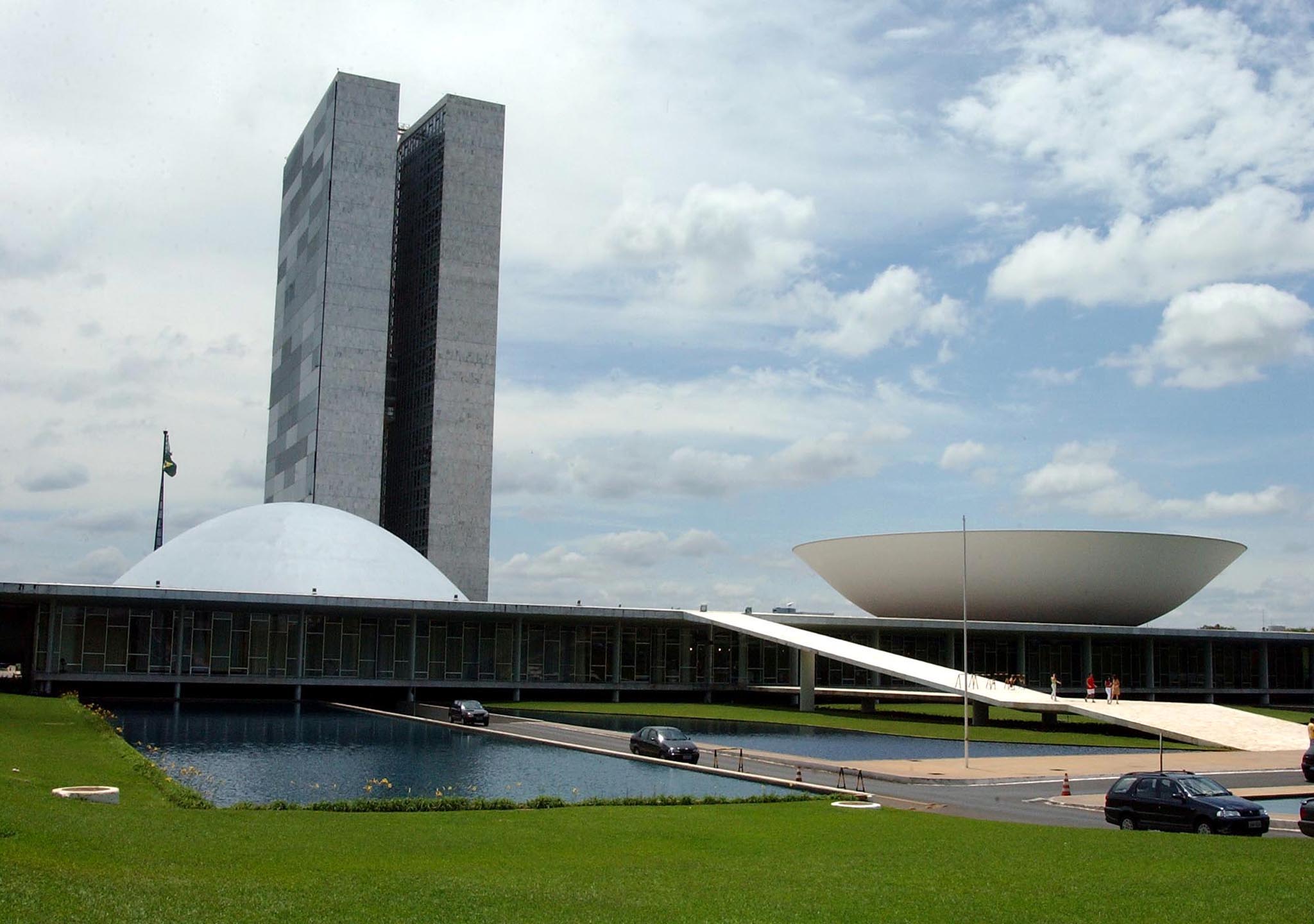 Senado do Brasil desafia Supremo Tribunal Federal e mantém presidente no cargo