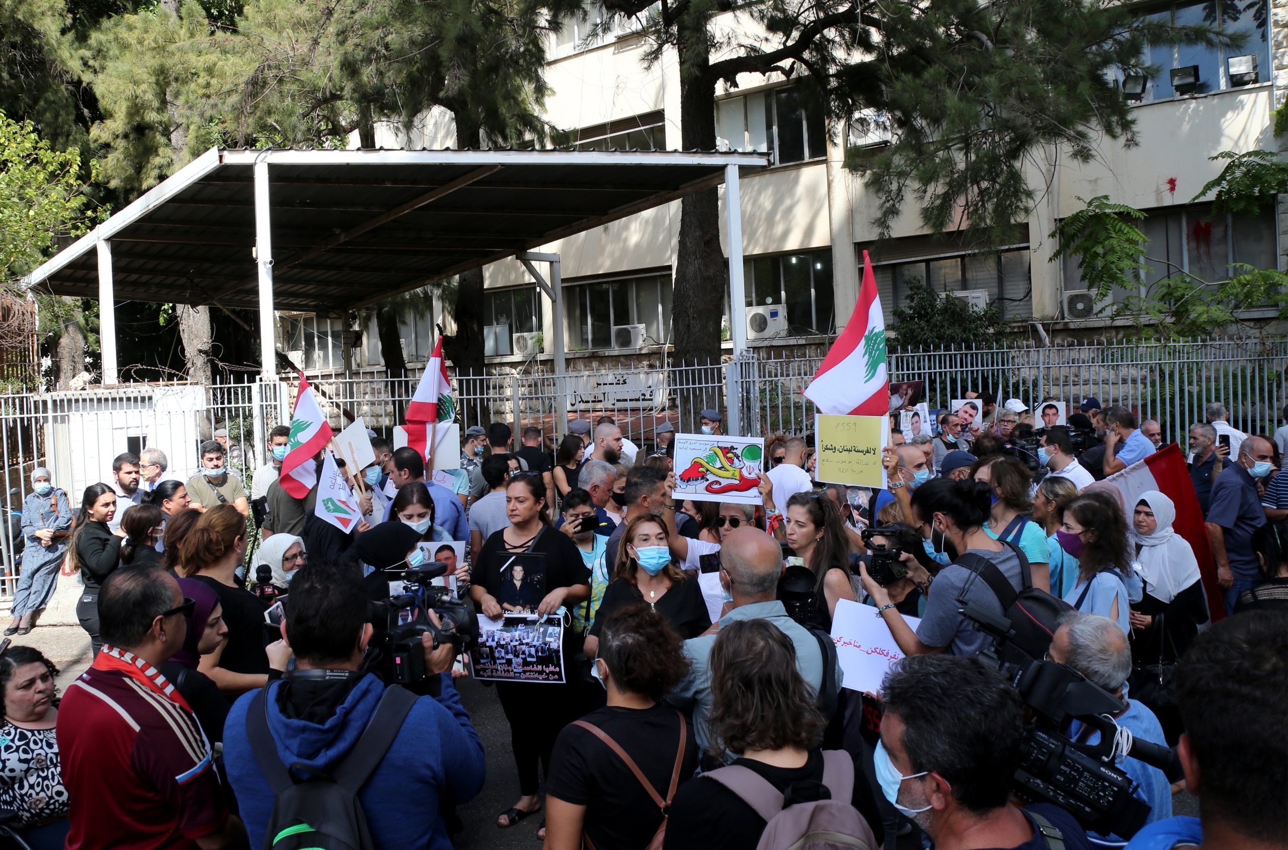 Manifestantes protestam contra suspensão do inquérito a explosão no porto de Beirute